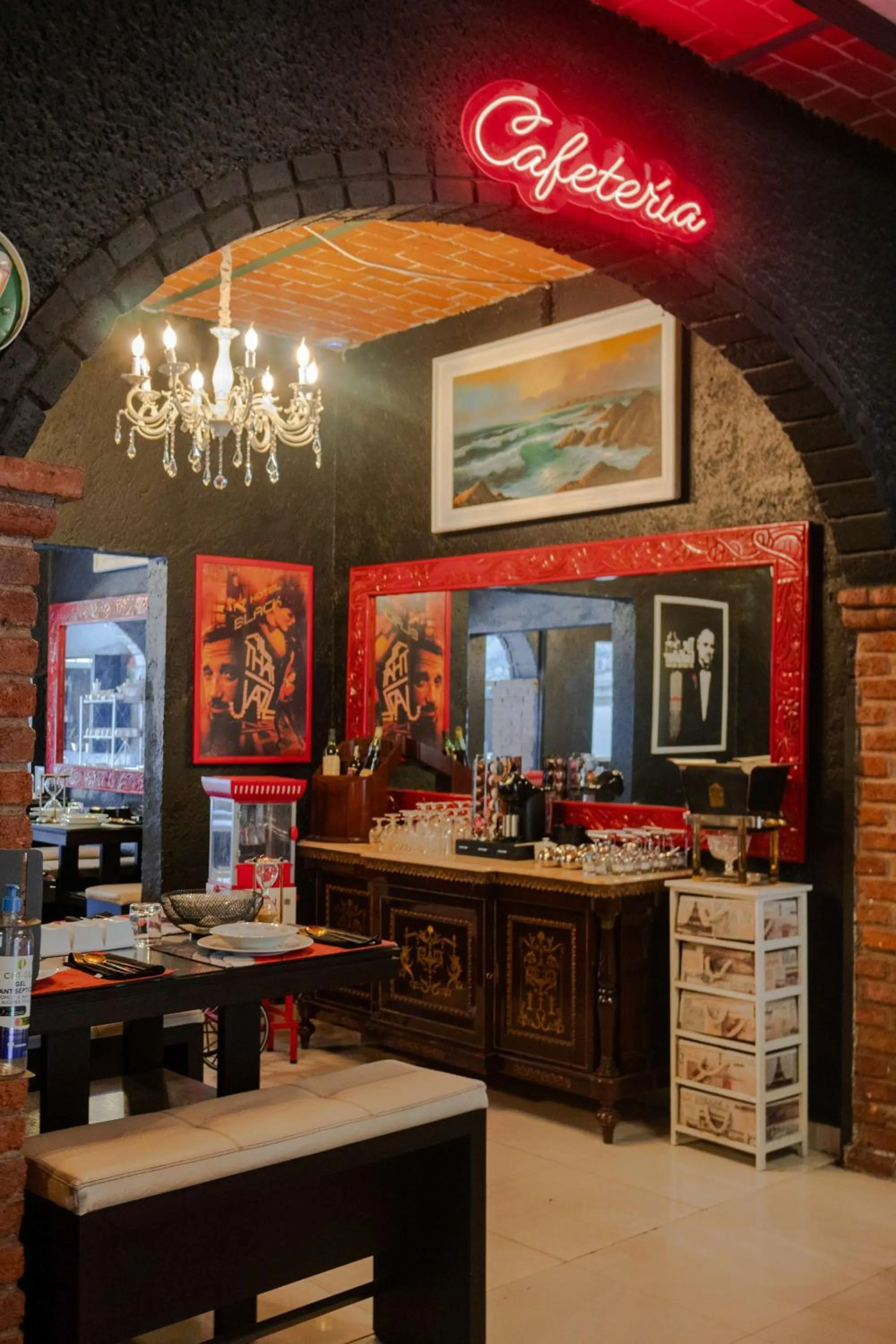 Restaurant/places to eat in Hotel Black Boutique