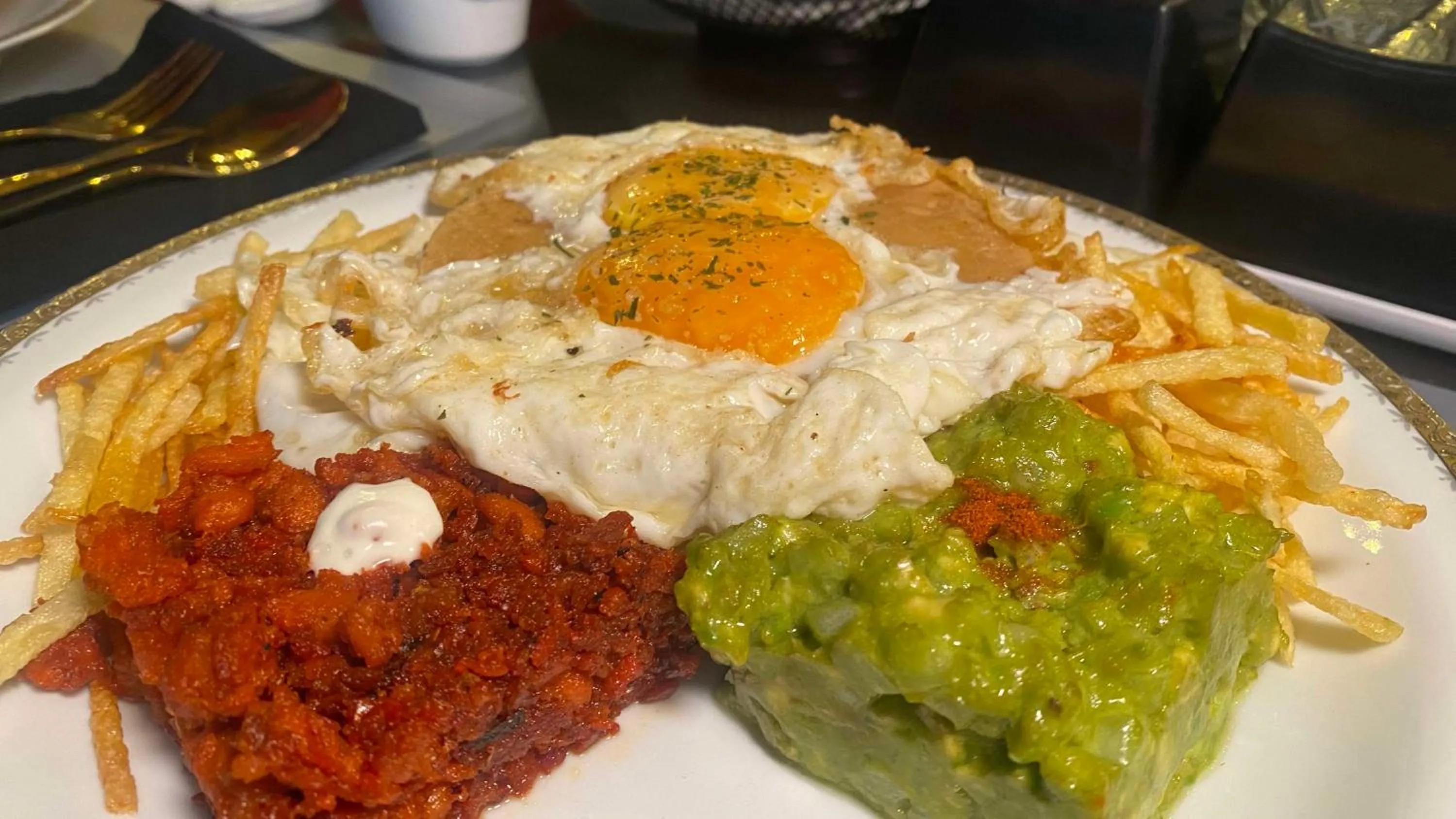 Restaurant/places to eat in Hotel Black Boutique