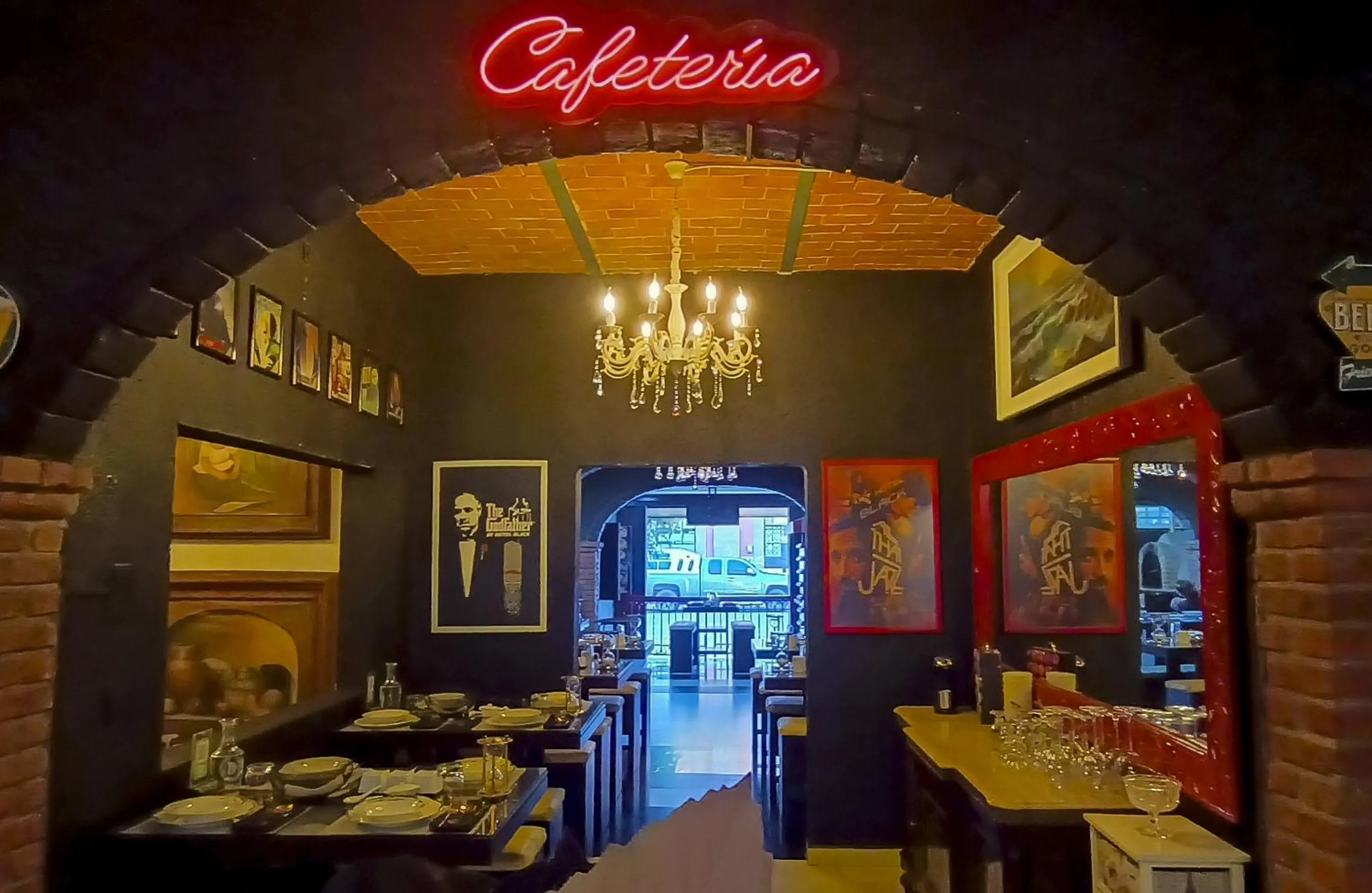 Restaurant/places to eat in Hotel Black Boutique