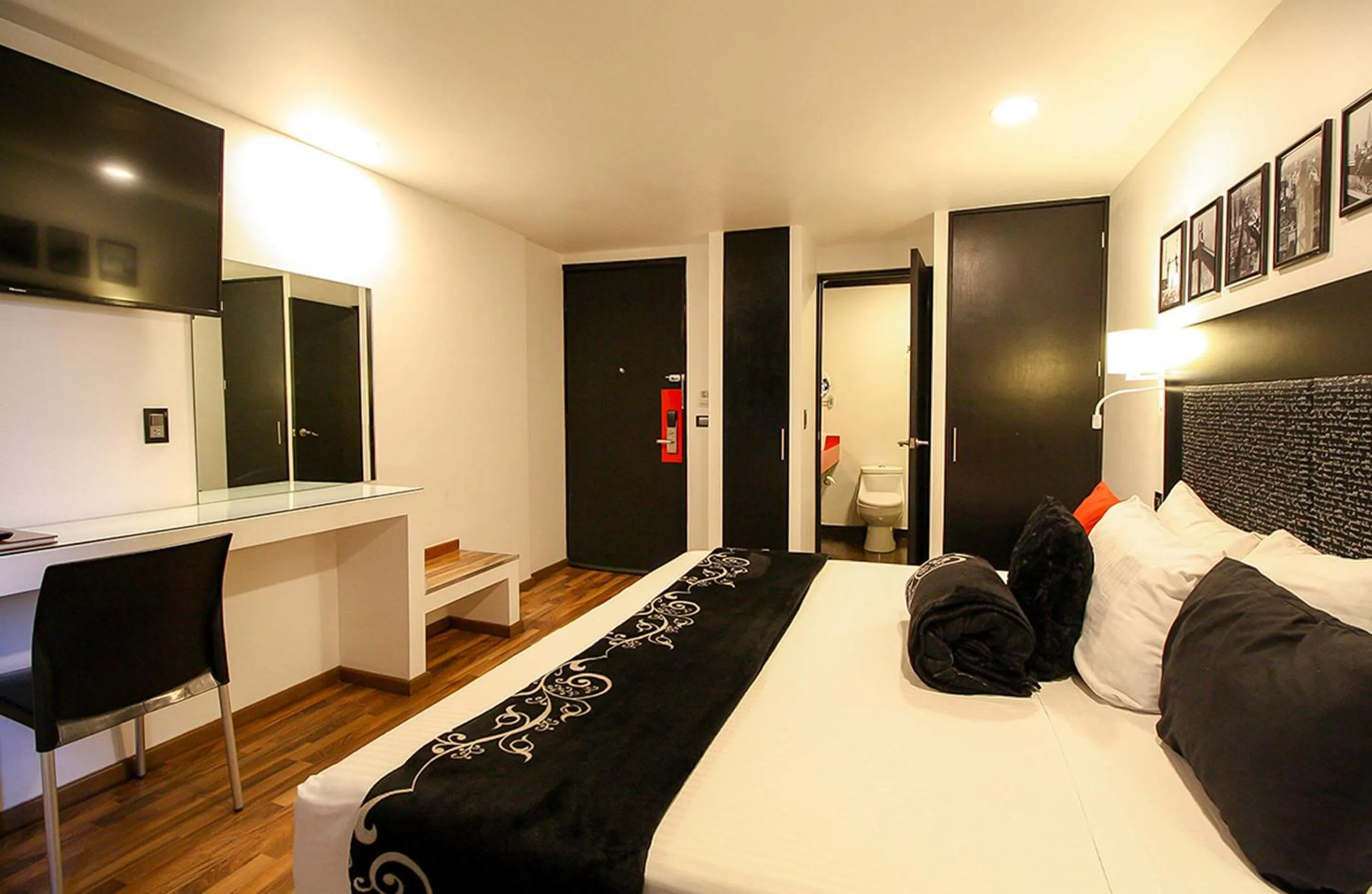 Photo of the whole room, Bed in Hotel Black Boutique