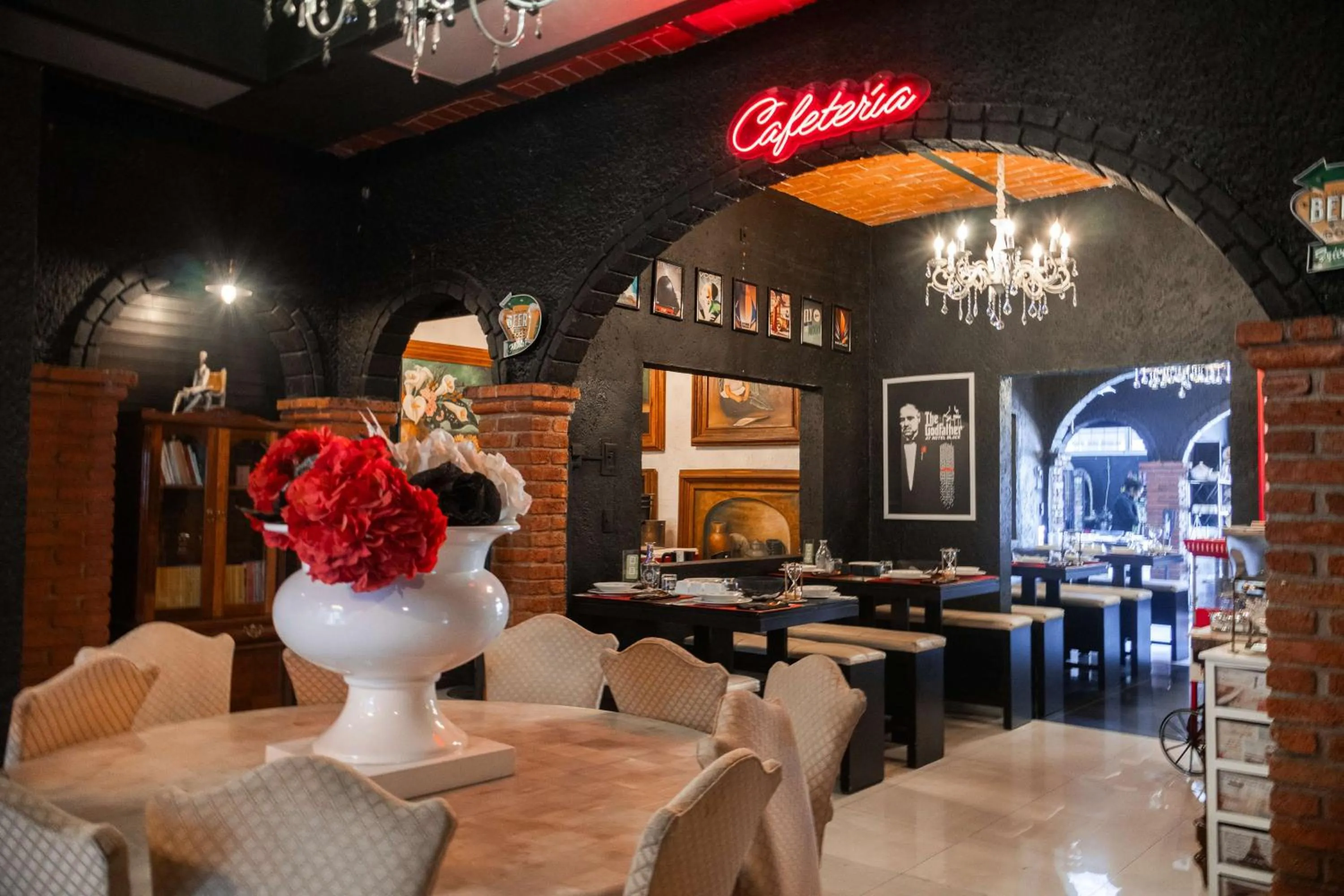 Restaurant/places to eat in Hotel Black Boutique