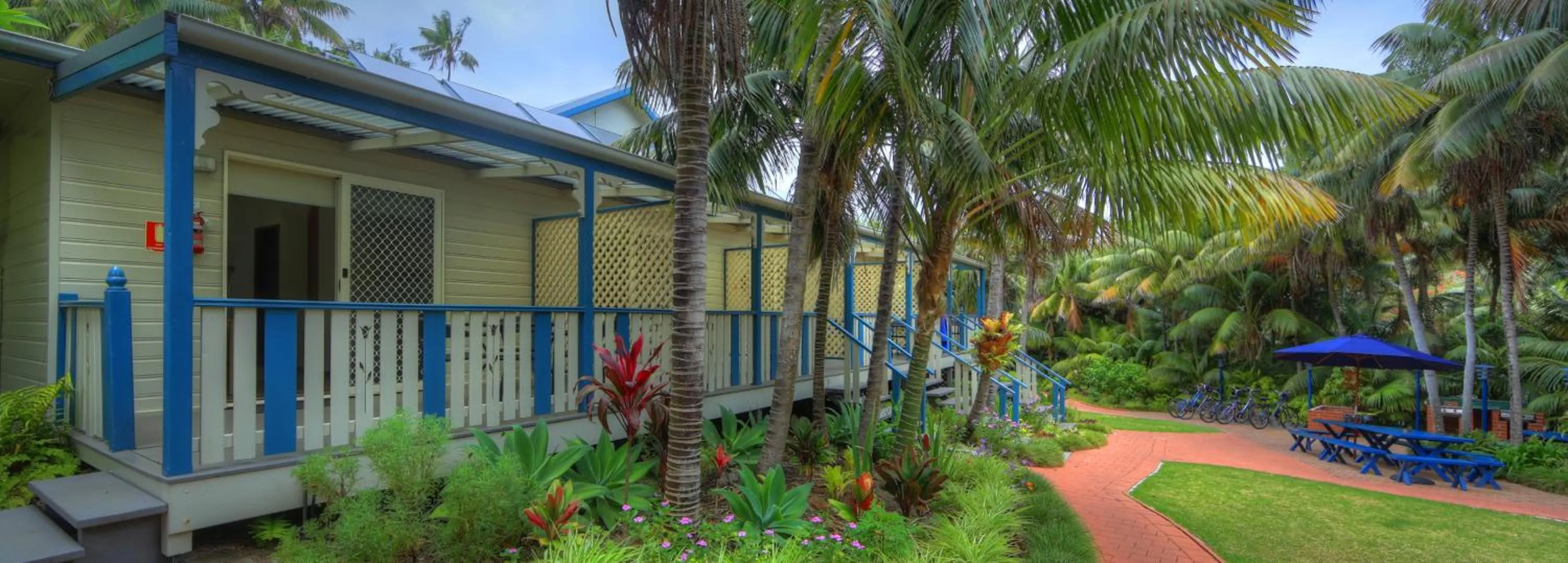 Facade/entrance in Somerset Apartments
