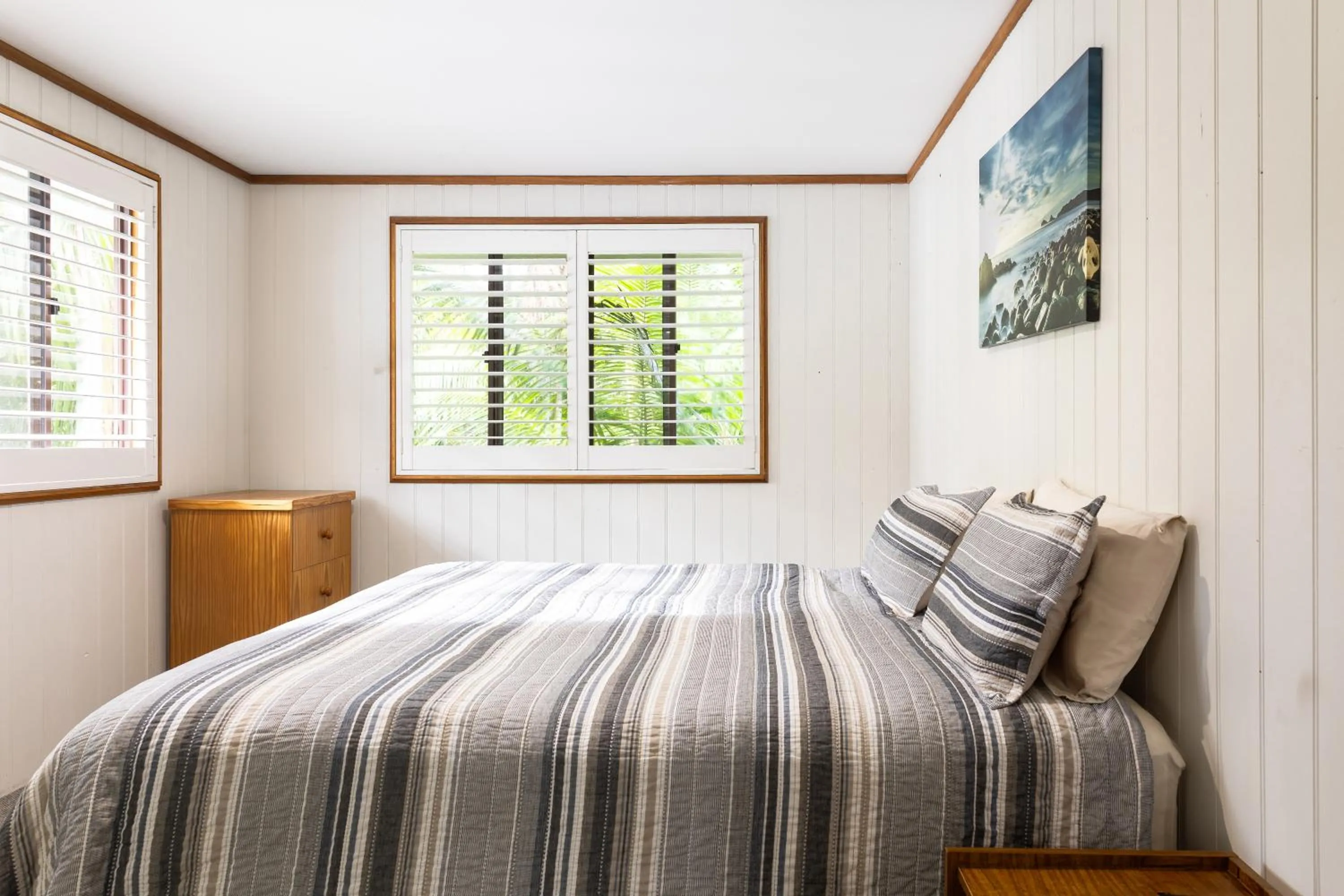 Bedroom, Bed in Somerset Apartments