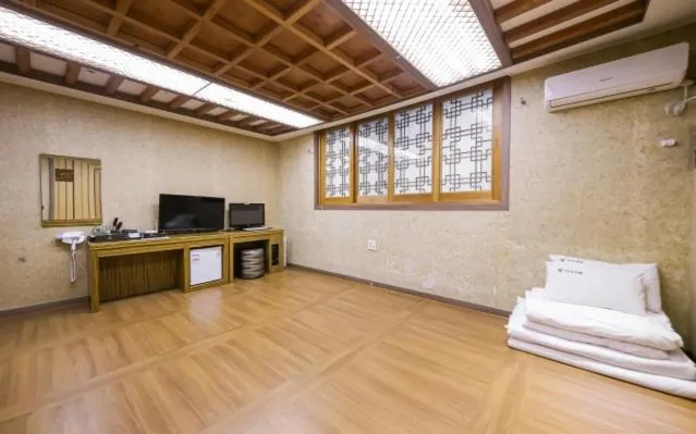 TV/Entertainment Center in Jeonju Hanok Hotel Kung