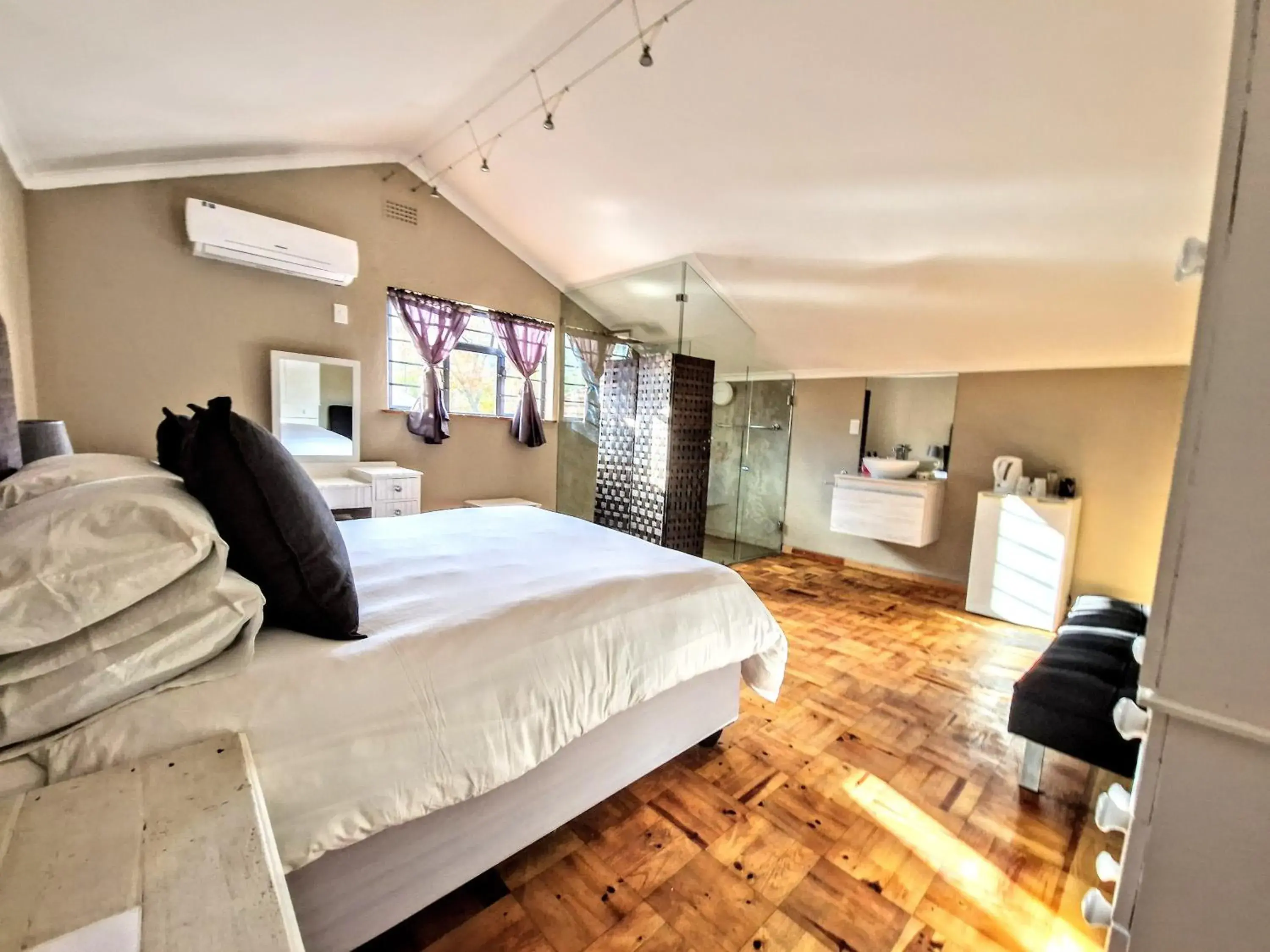 Standard Queen Room - single occupancy in 9 on Drommedaris Standard Queen Room - single occupancy in 9 on Drommedaris