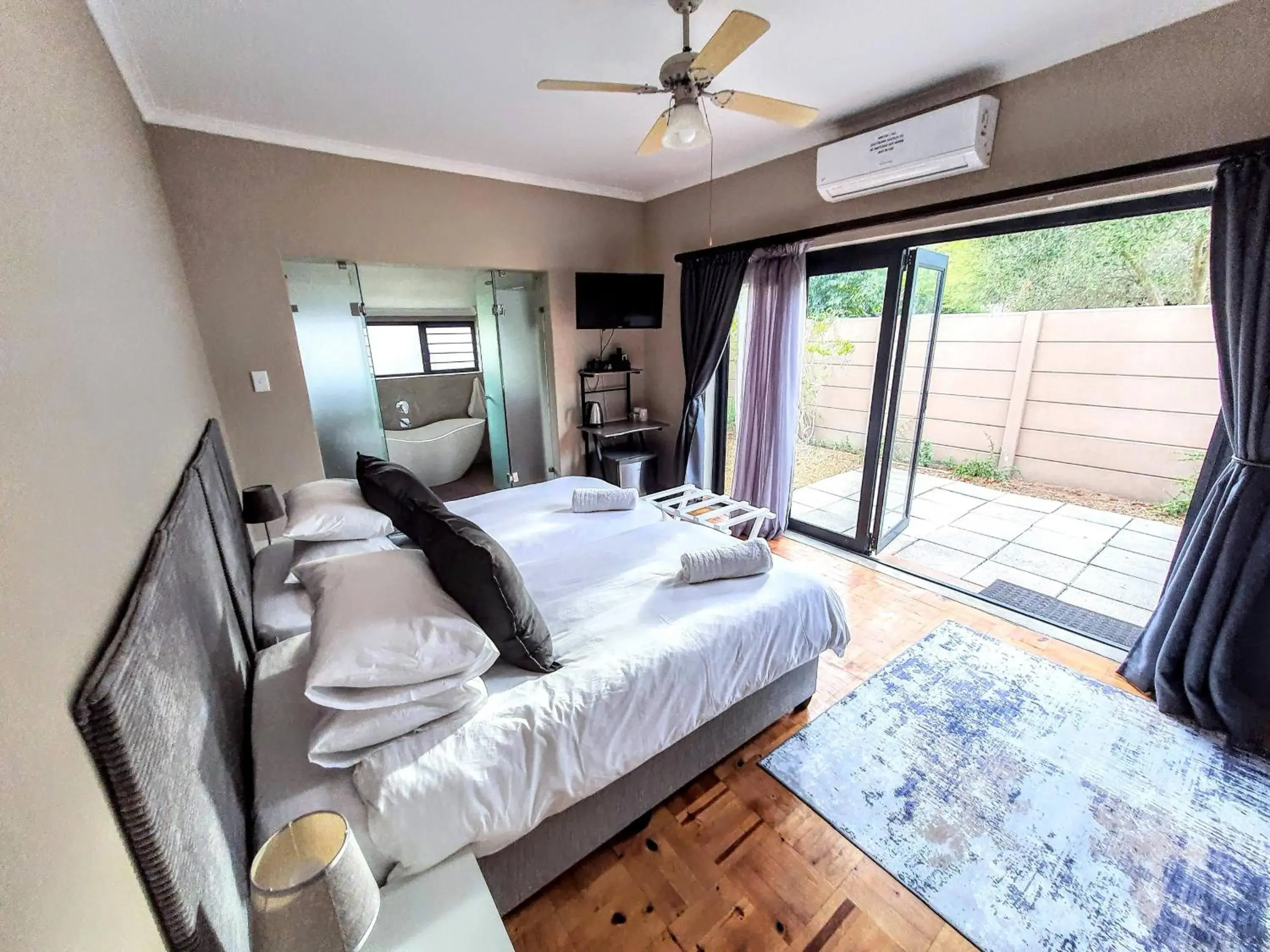 Standard Double or Twin Room - single occupancy in 9 on Drommedaris Standard Double or Twin Room - single occupancy in 9 on Drommedaris