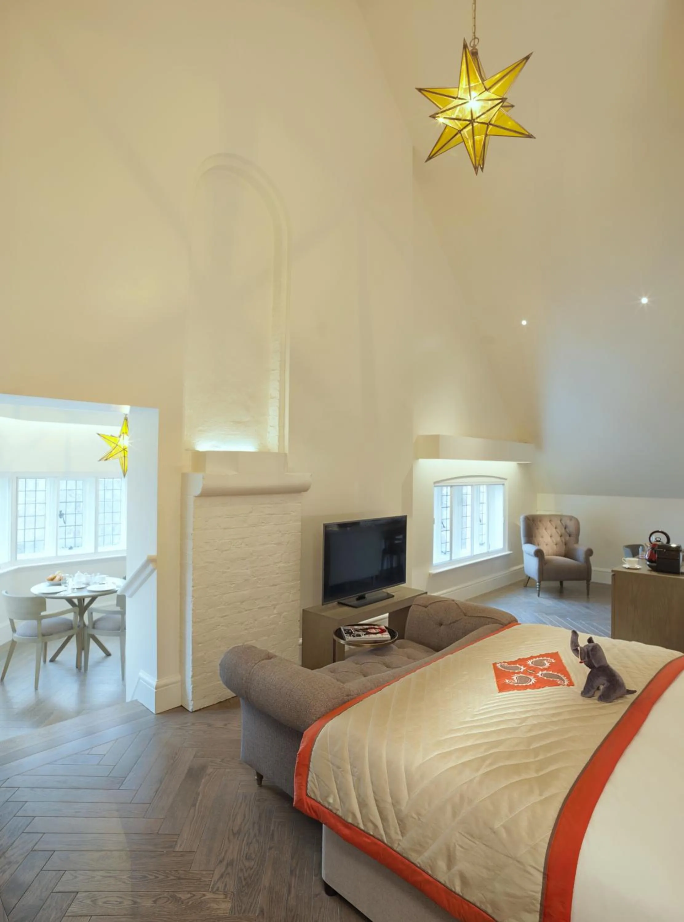 Photo of the whole room, Bed in The LaLit London