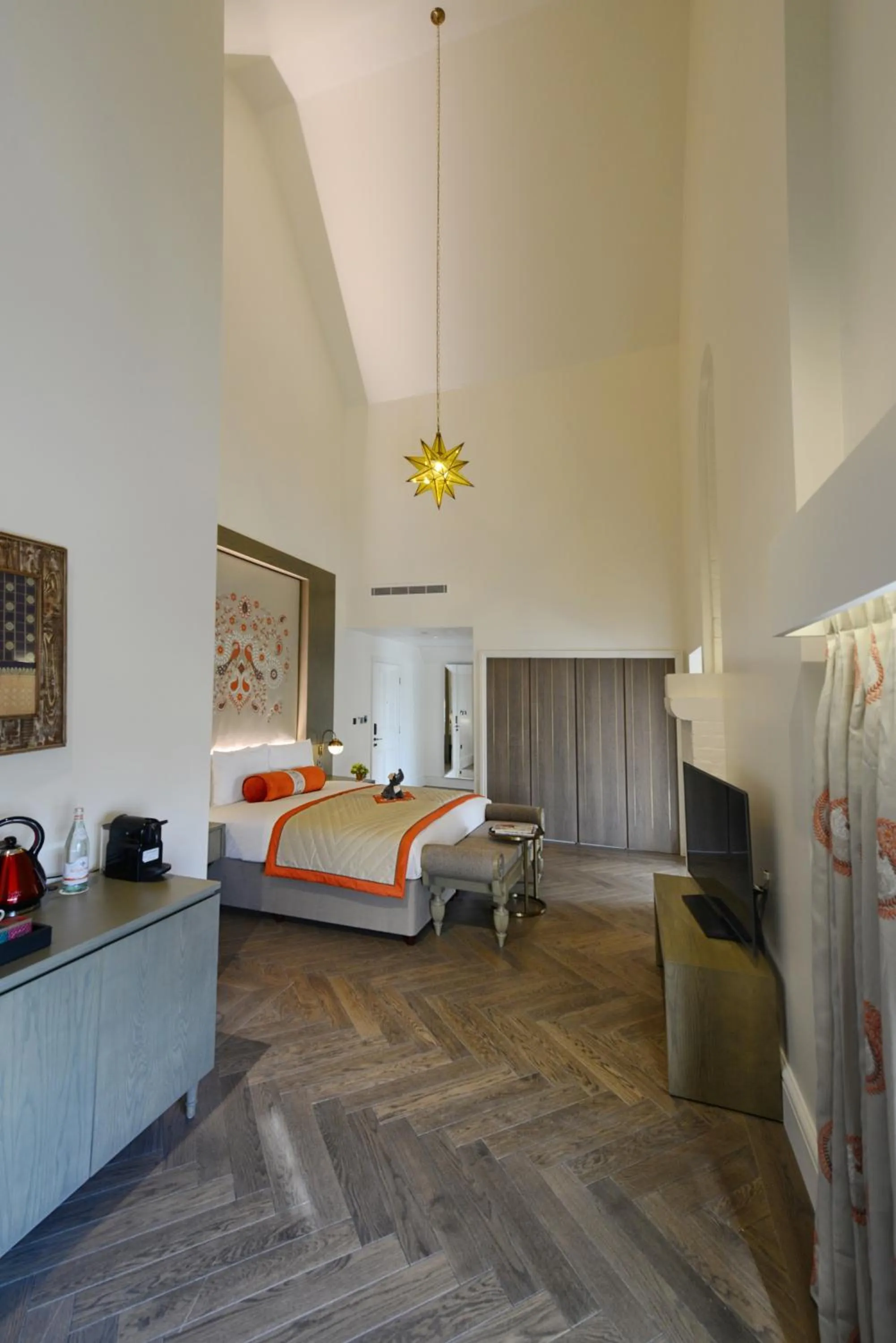 Photo of the whole room, Bed in The LaLit London