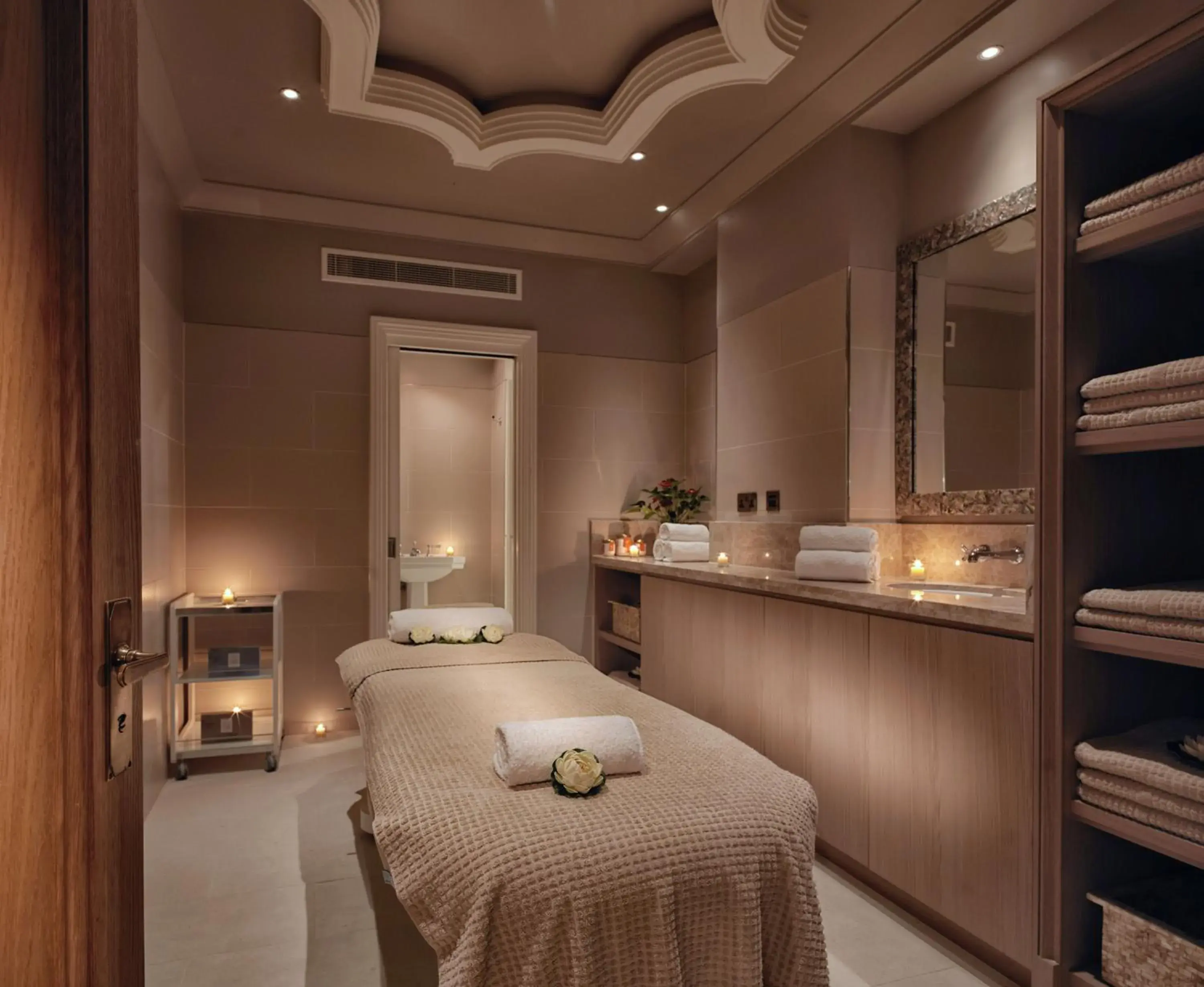Spa and wellness centre/facilities, Bed in The LaLit London Spa and wellness centre/facilities, Bed in The LaLit London
