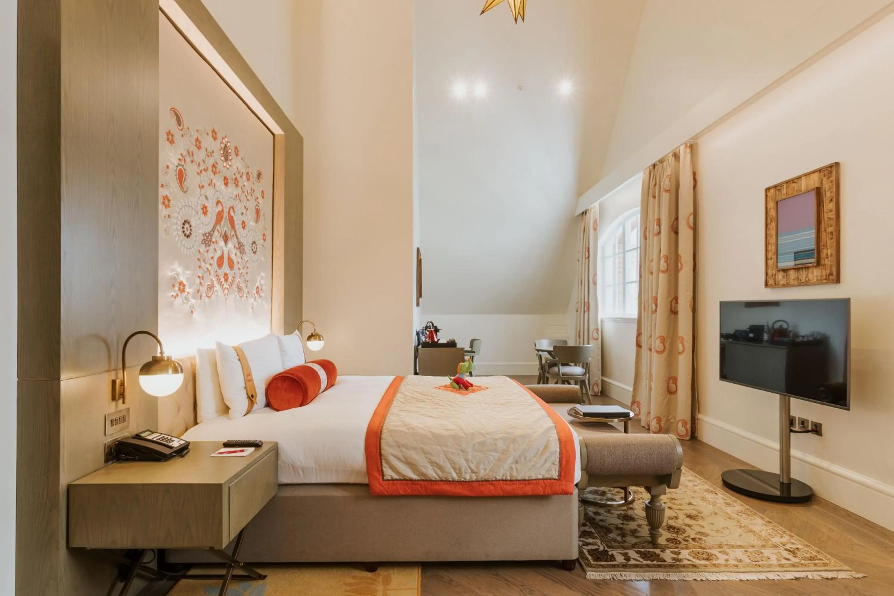 Photo of the whole room, Bed in The LaLit London