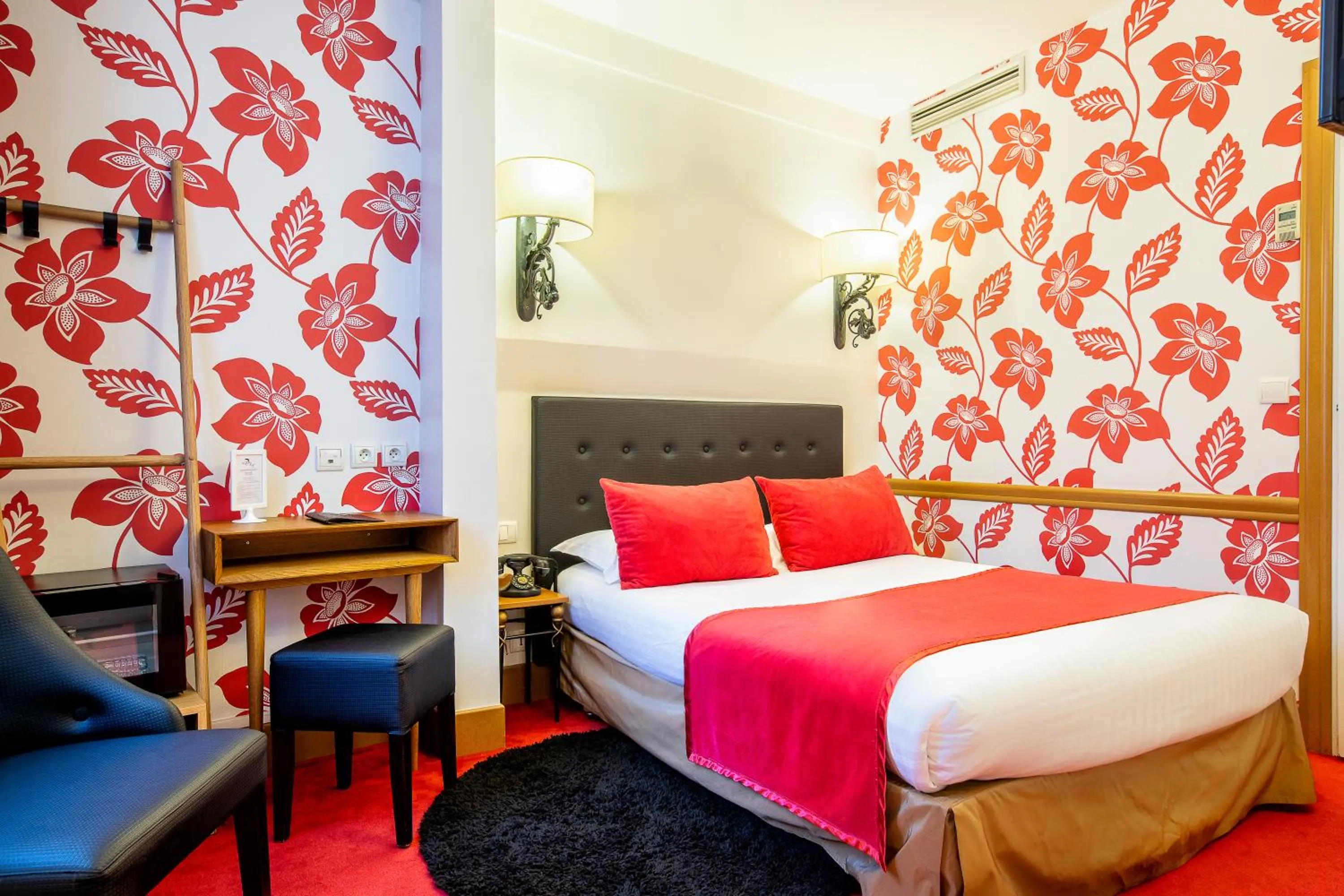 Photo of the whole room, Bed in Hôtel des Ducs D'Anjou