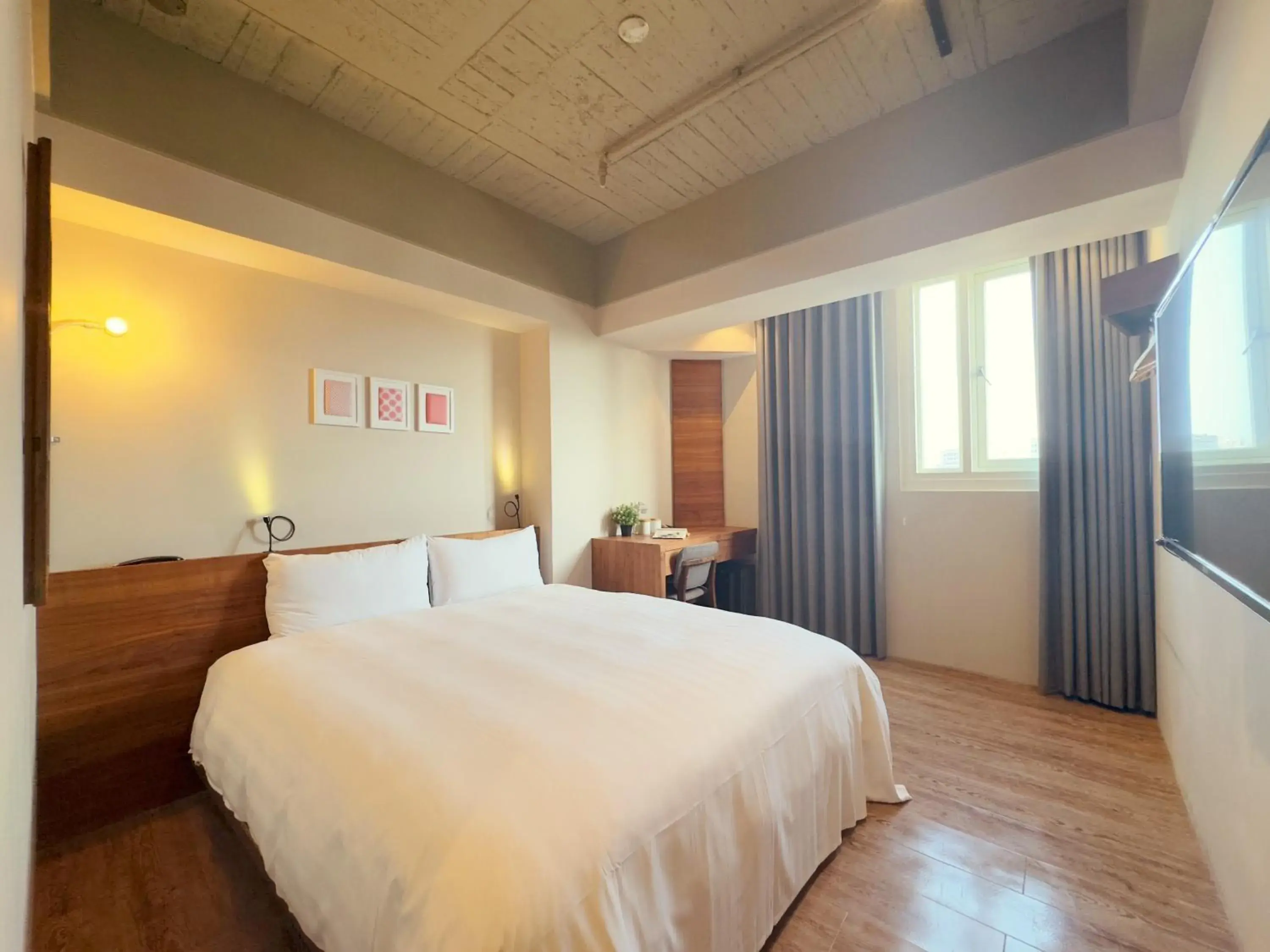 Photo of the whole room, Bed in Roaders Hotel Tainan ChengDa Photo of the whole room, Bed in Roaders Hotel Tainan ChengDa