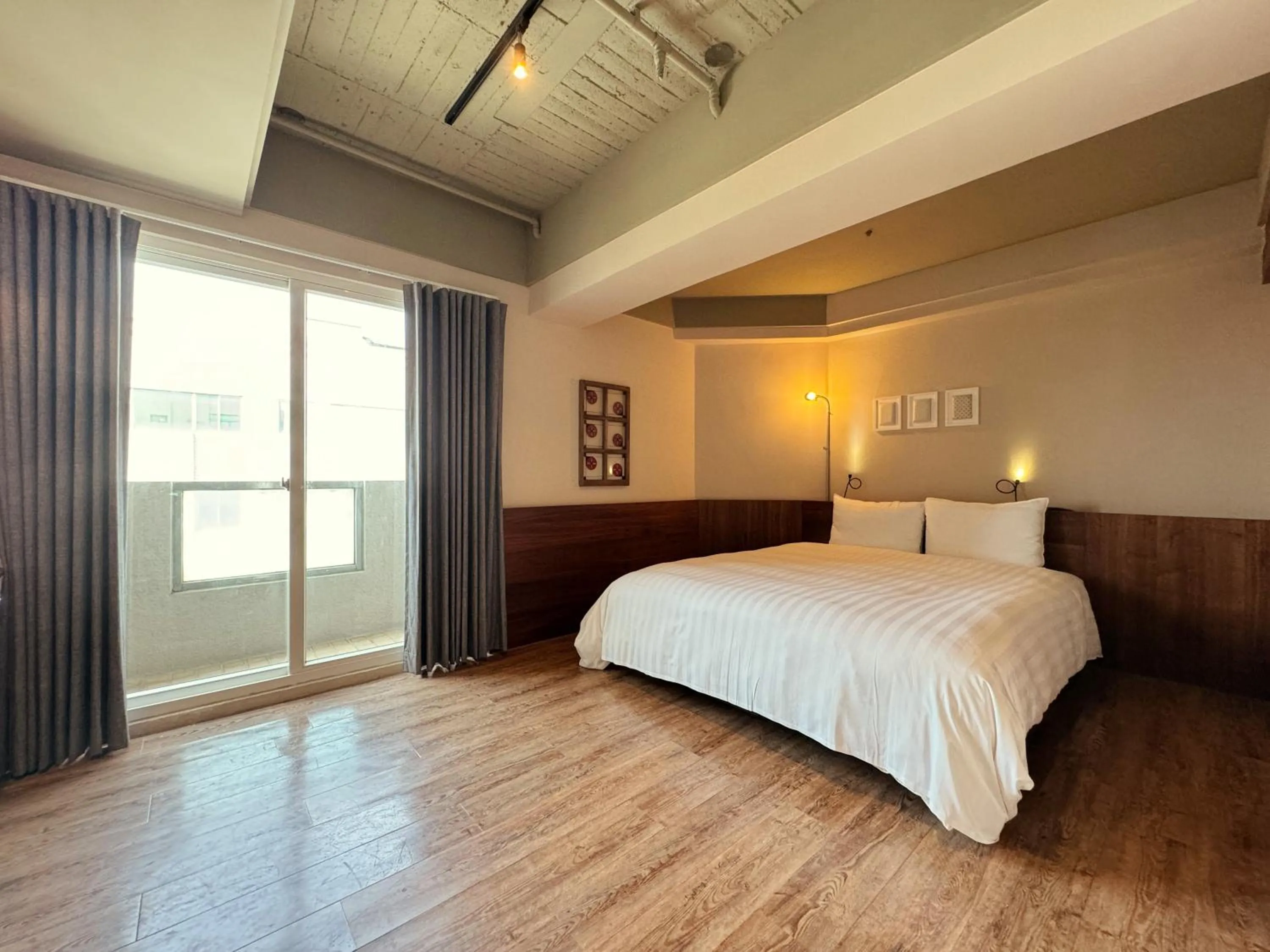 Photo of the whole room, Bed in Roaders Hotel Tainan ChengDa