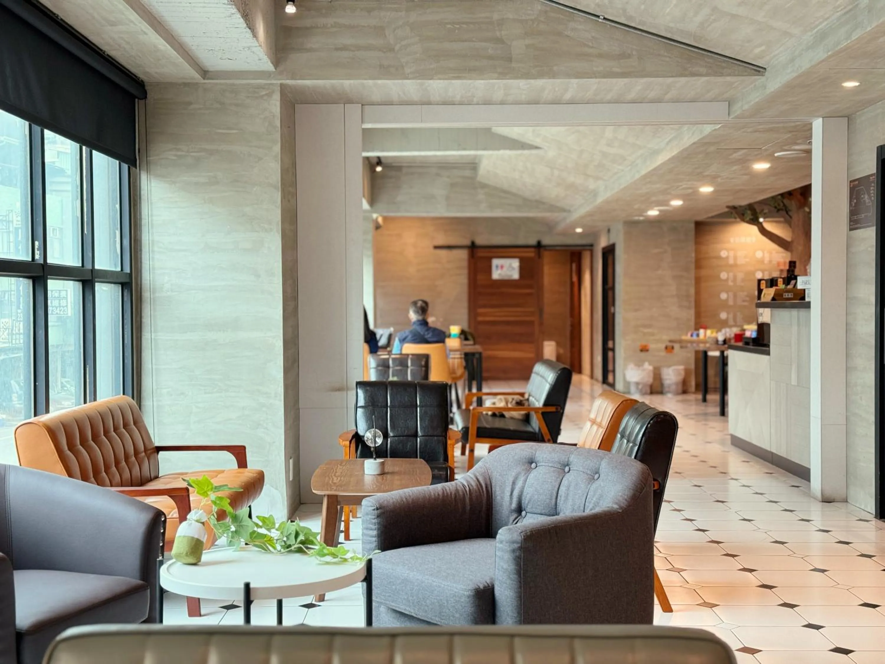 Communal lounge/ TV room in Roaders Hotel Tainan ChengDa