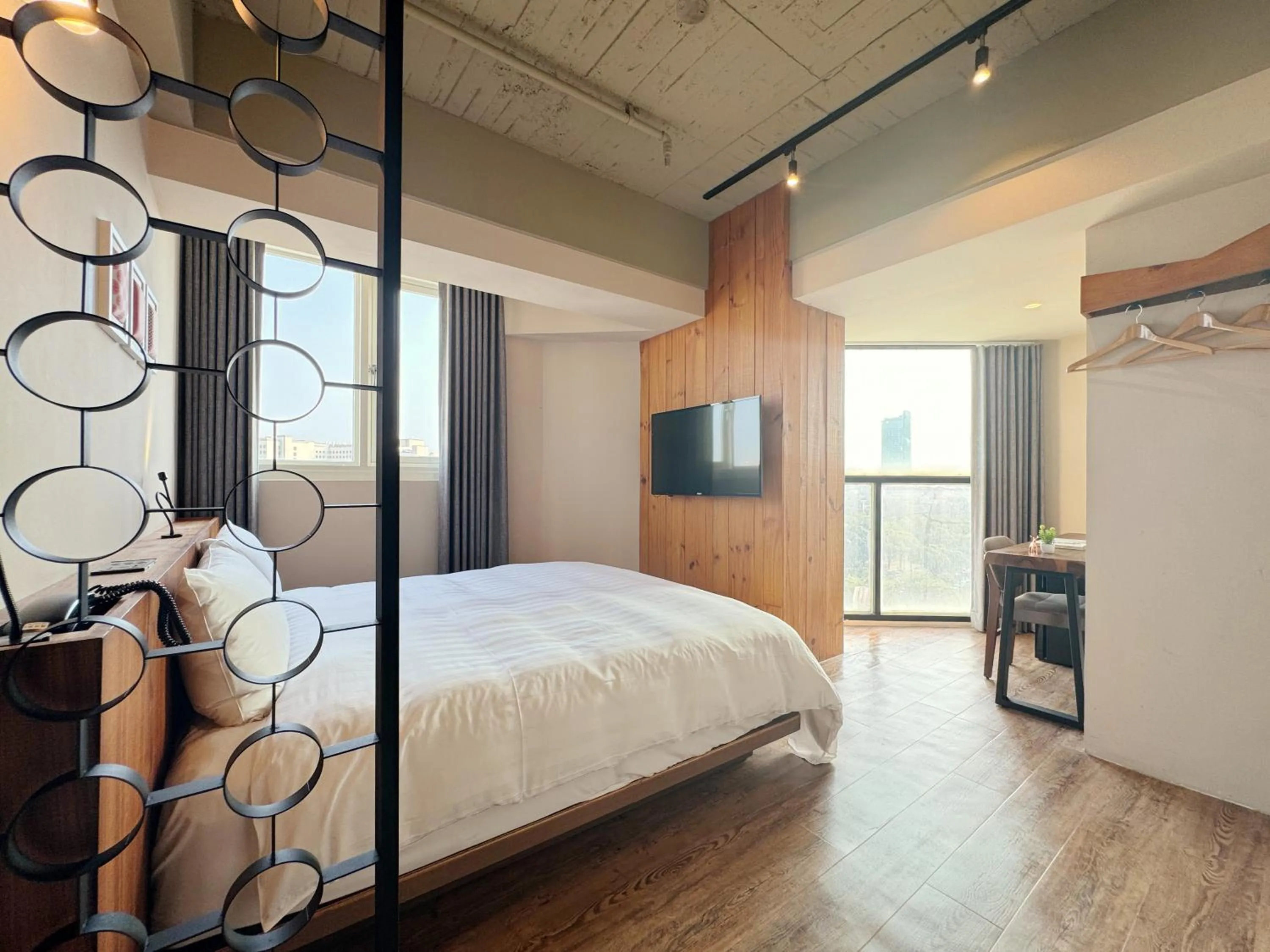 Photo of the whole room, Bed in Roaders Hotel Tainan ChengDa