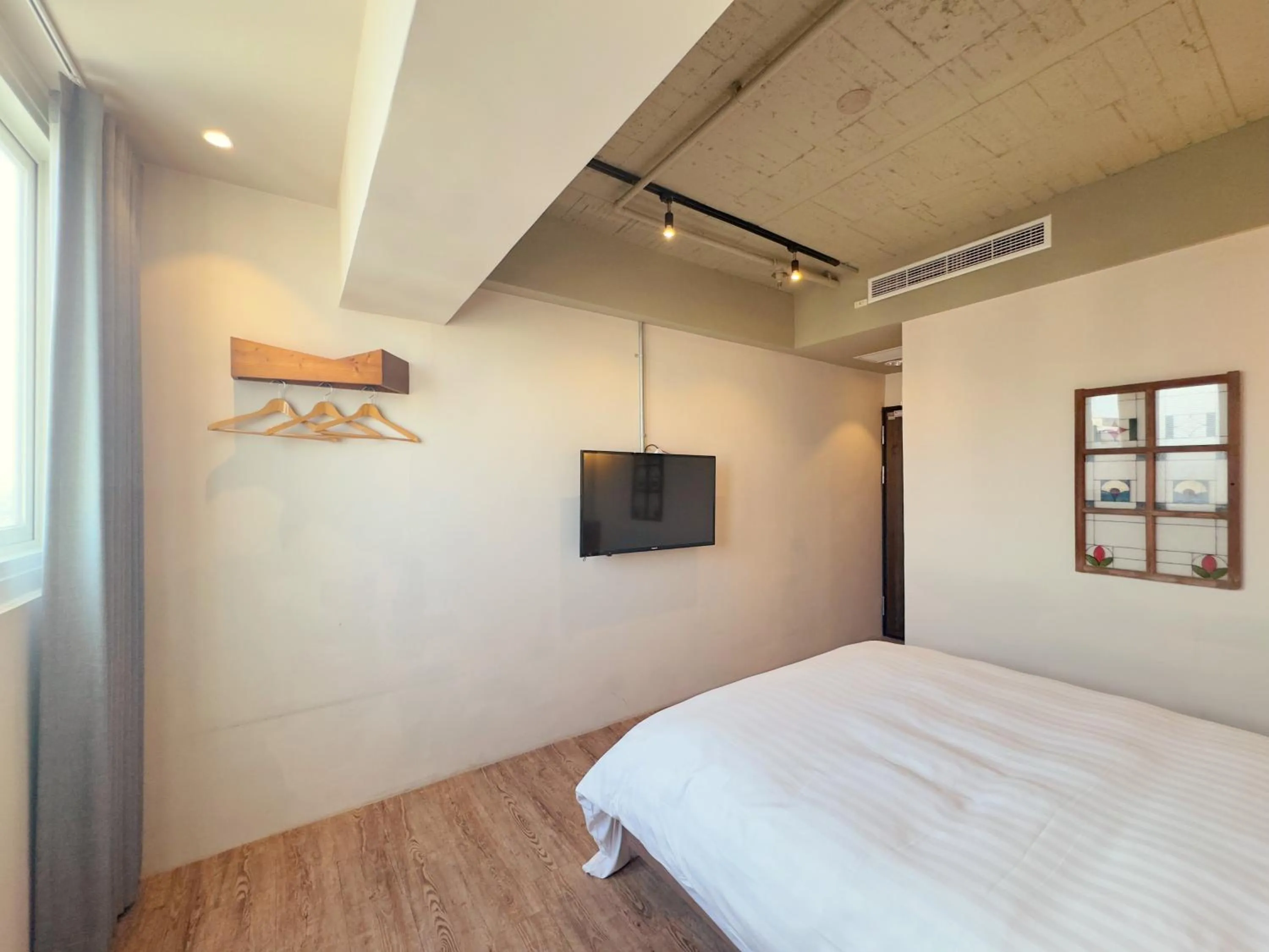 Photo of the whole room, Bed in Roaders Hotel Tainan ChengDa