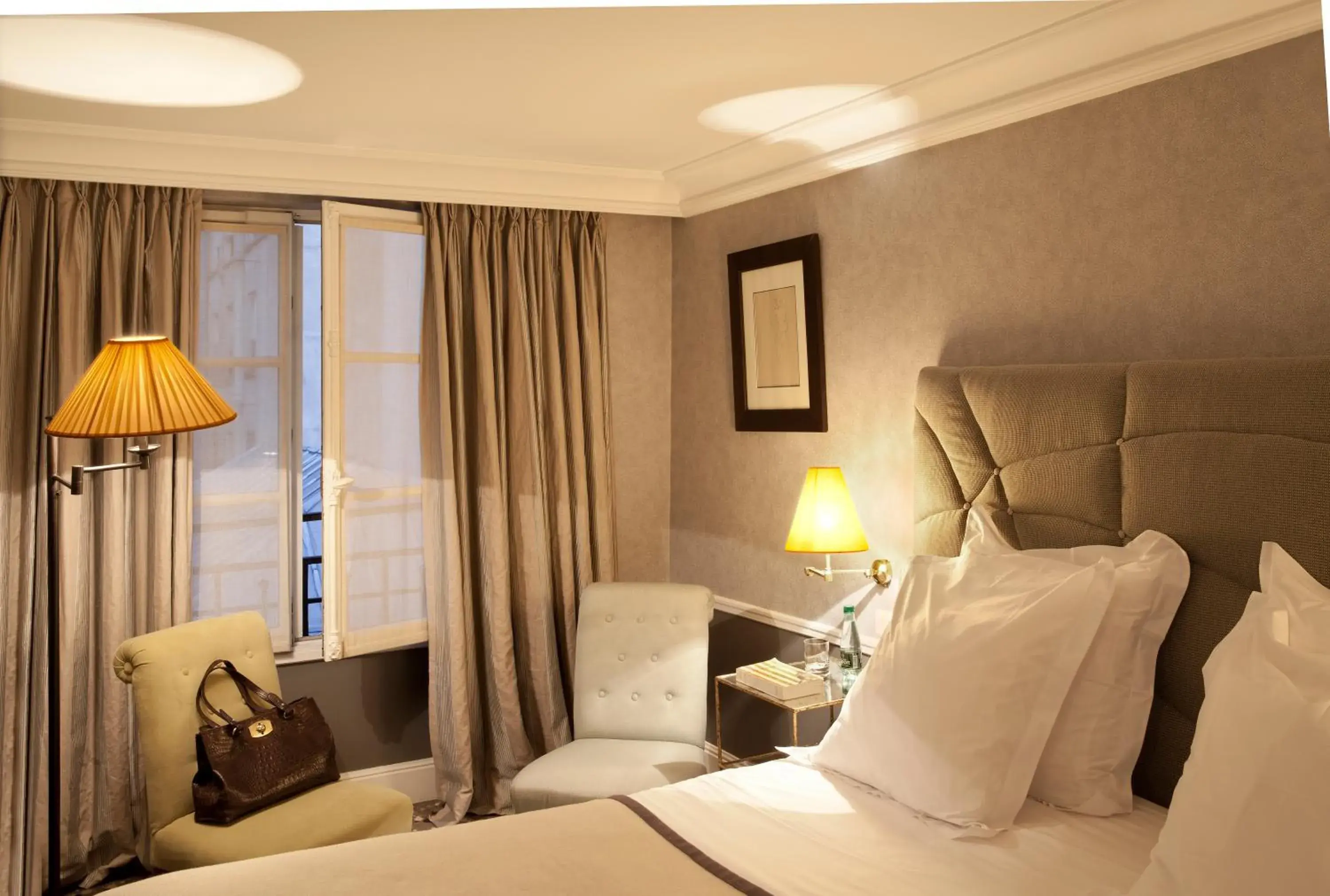 Bed in Hôtel Thérèse Bed in Hôtel Thérèse