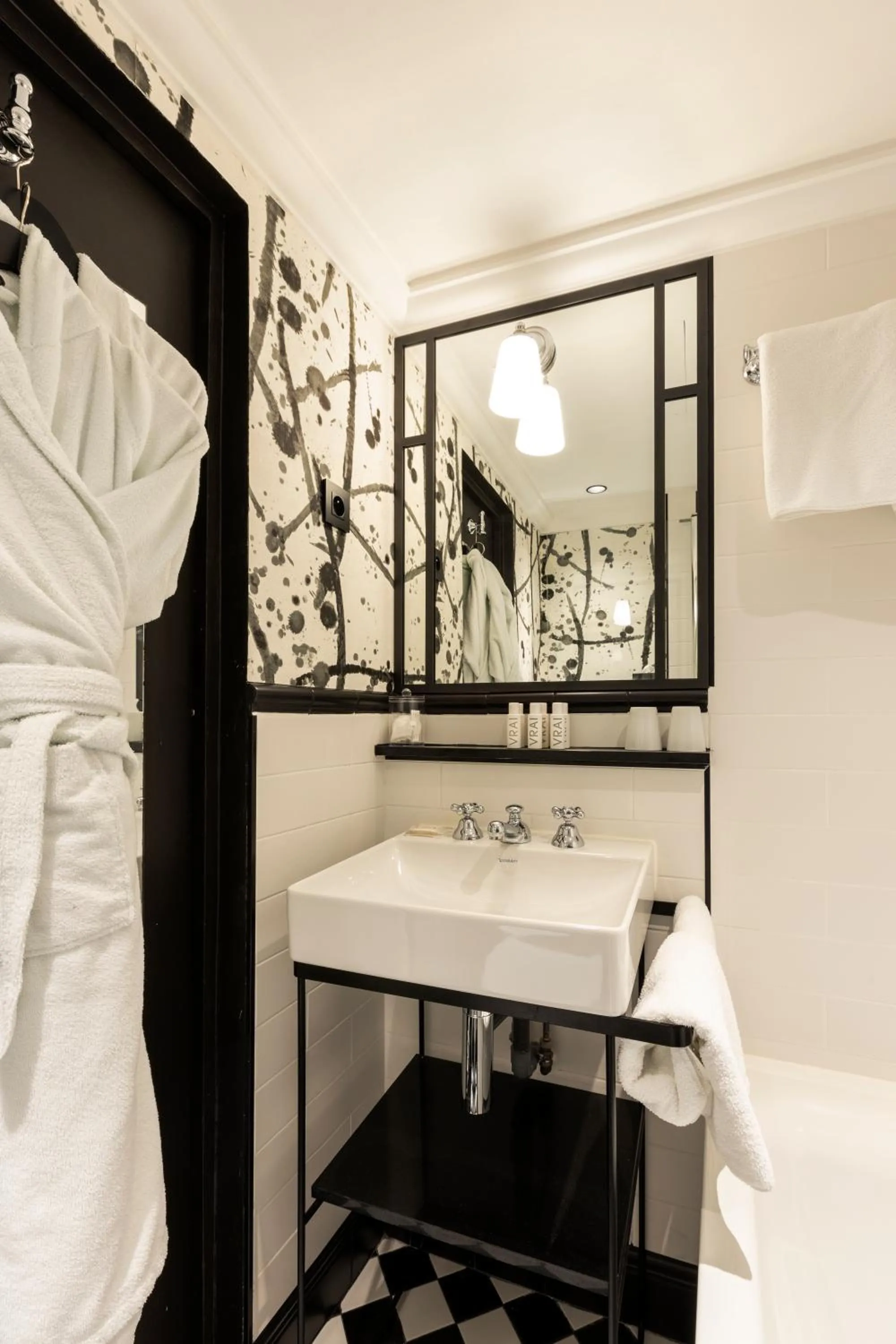 Bathroom, Bed in Hôtel Thérèse