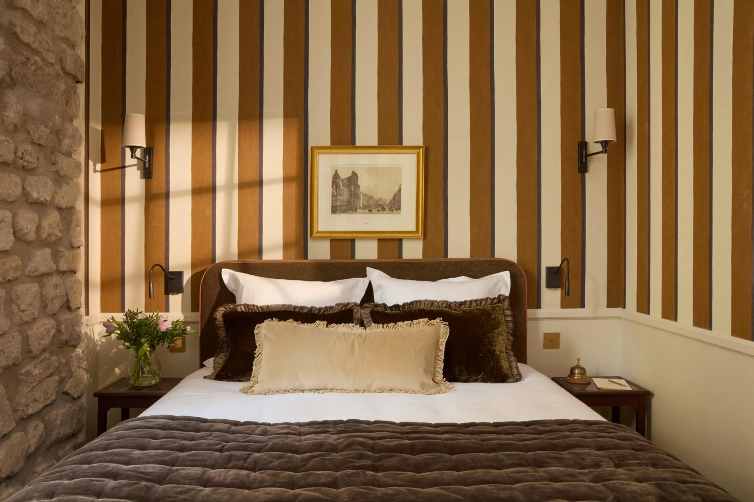 Bed in Hotel des Orfèvres