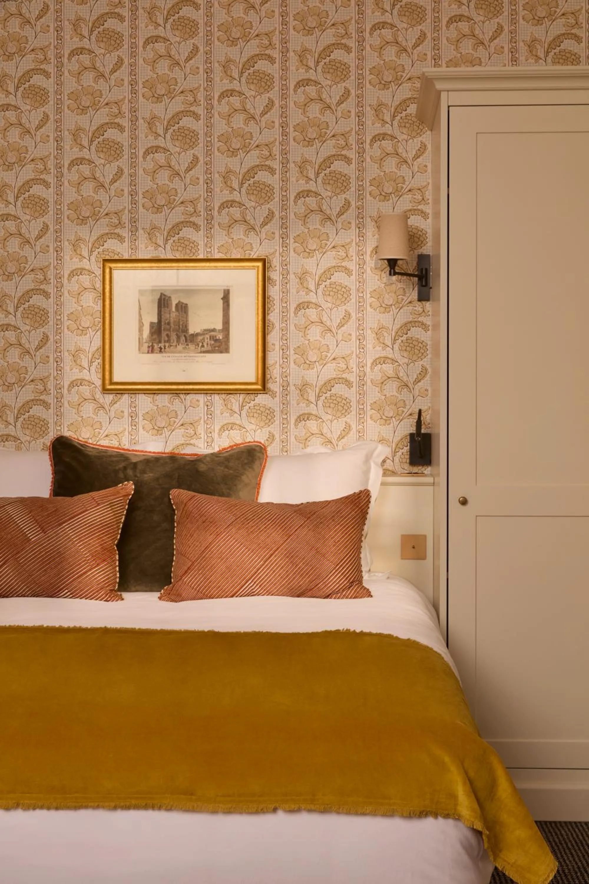 Bed in Hotel des Orfèvres