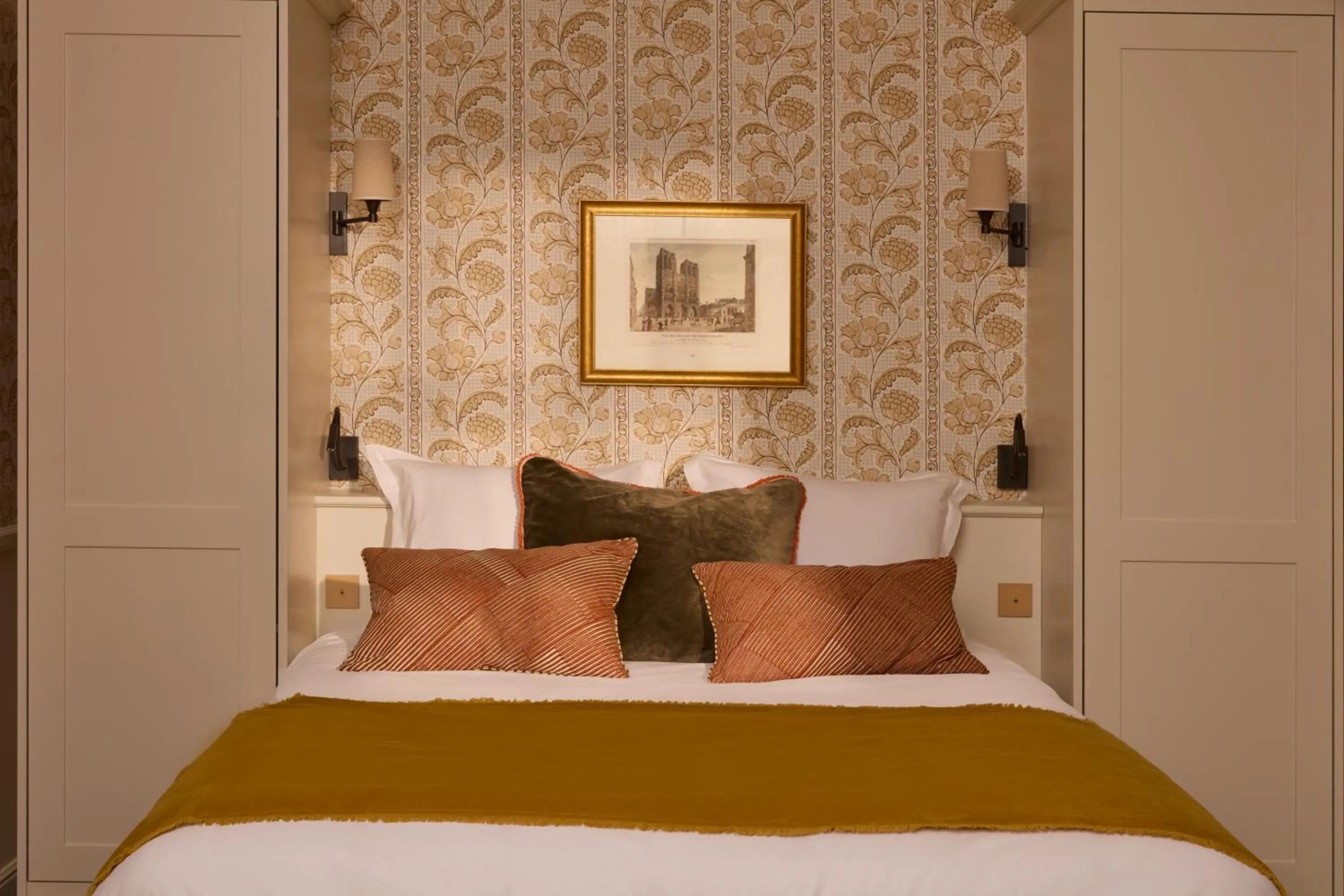 Bed in Hotel des Orfèvres