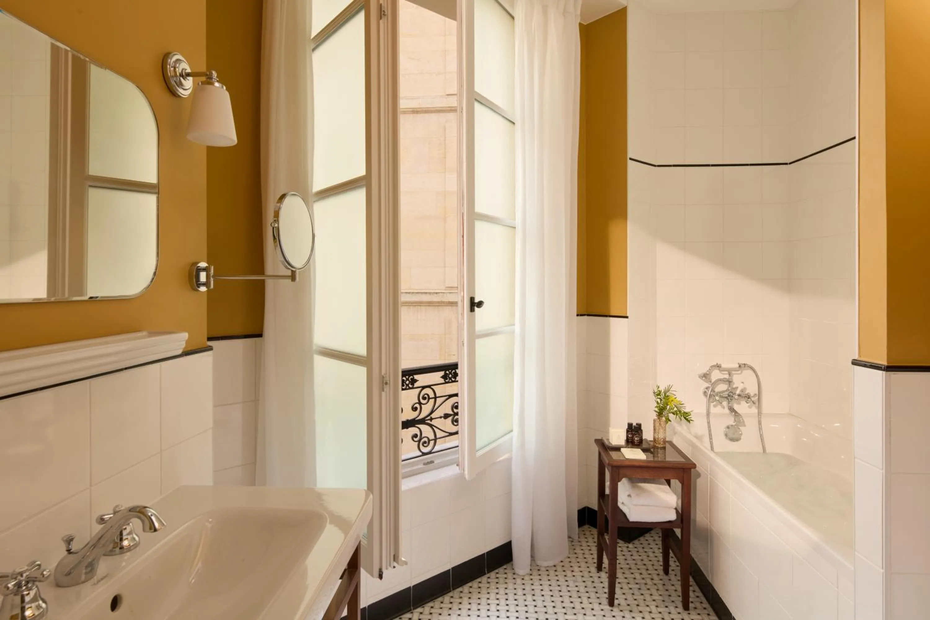 Bed in Hotel des Orfèvres