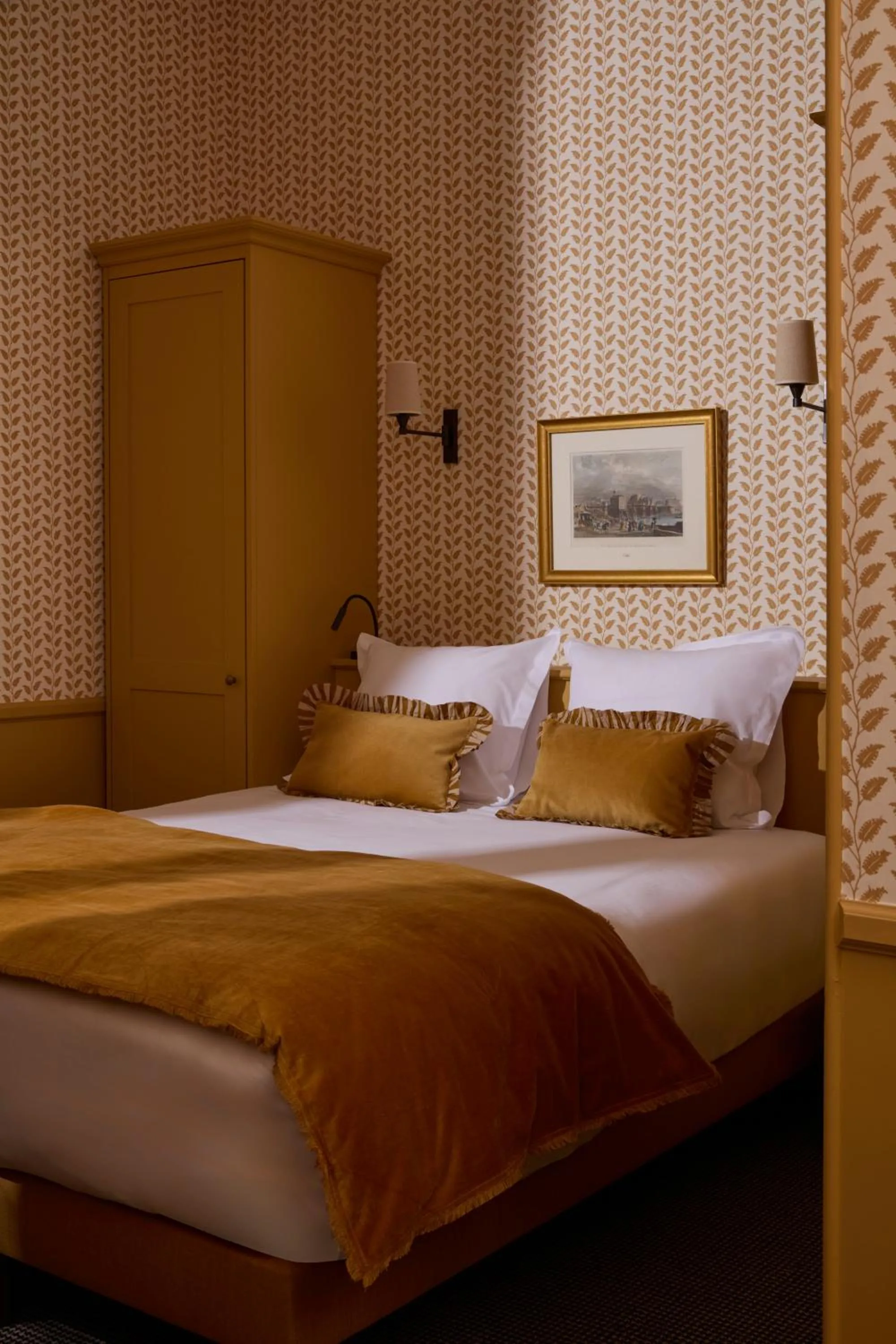 Bed in Hotel des Orfèvres