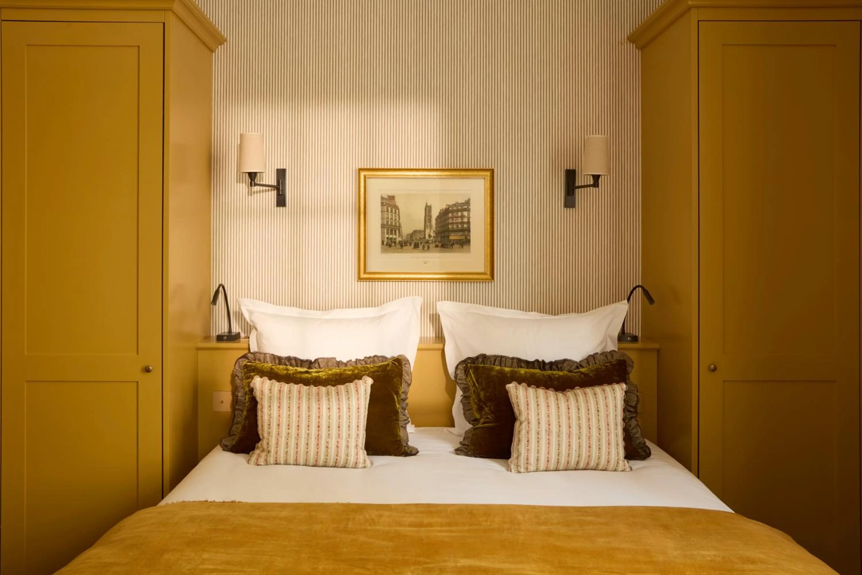 Bed in Hotel des Orfèvres