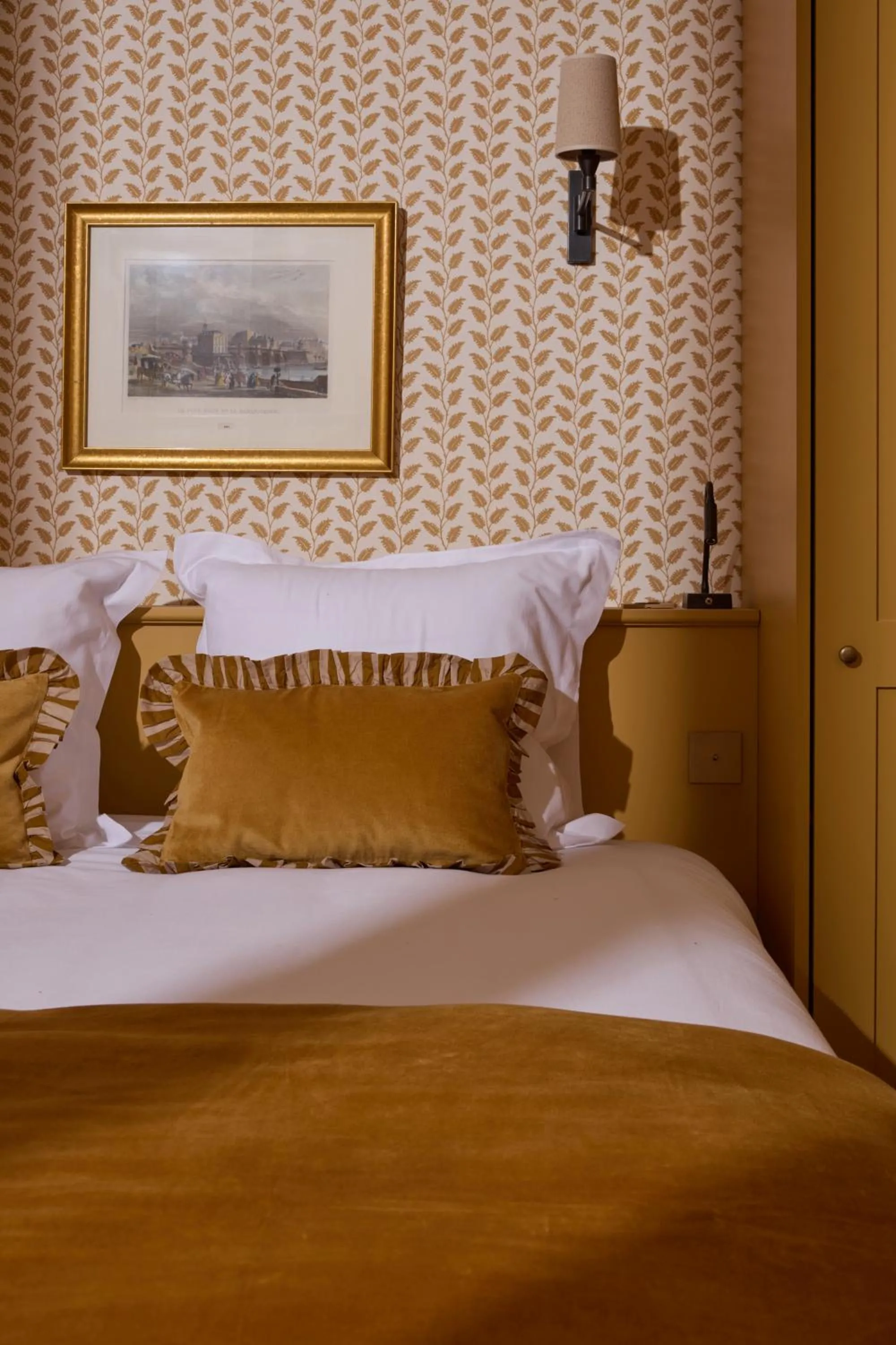 Bed in Hotel des Orfèvres