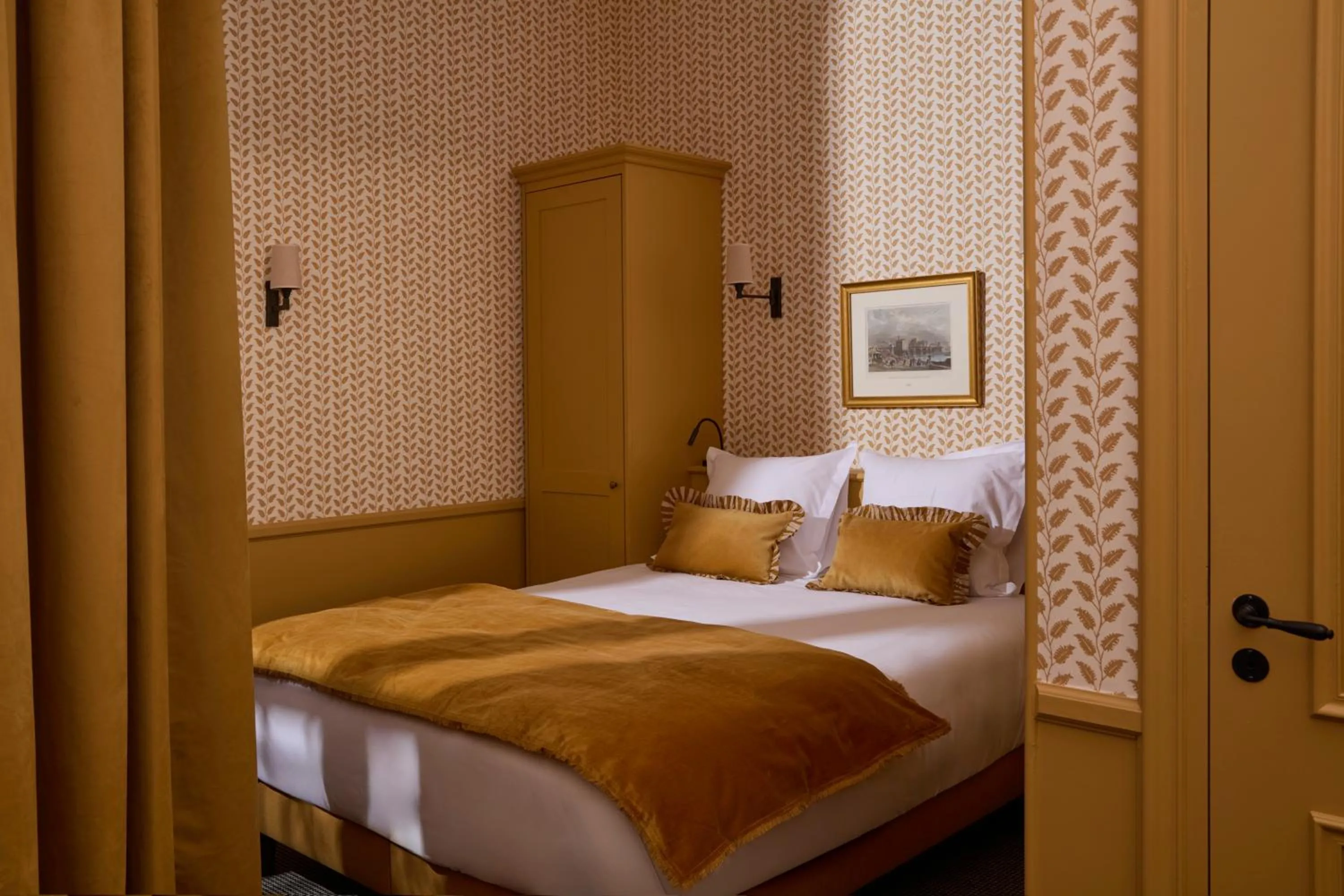 Bed in Hotel des Orfèvres