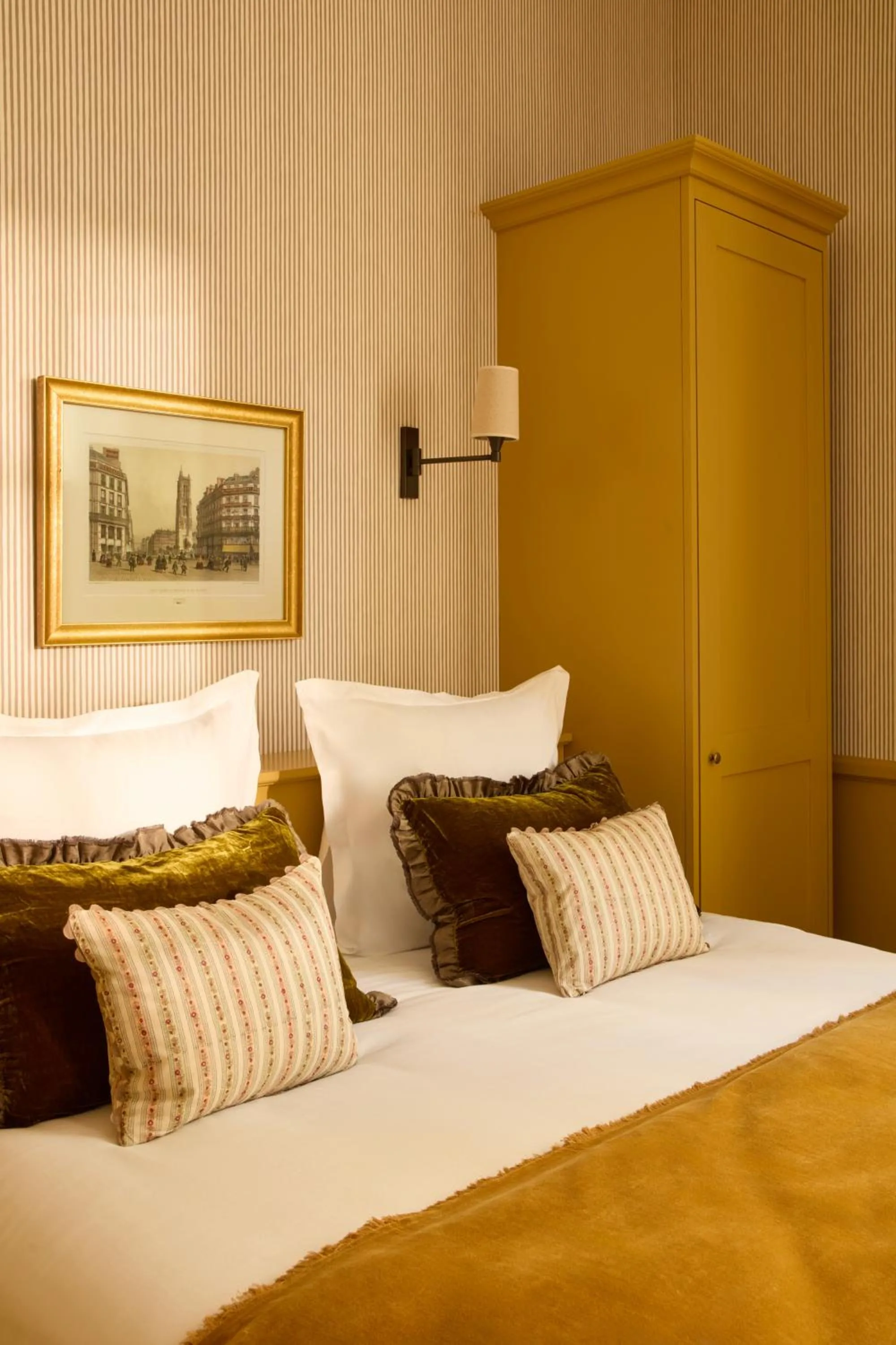 Bed in Hotel des Orfèvres