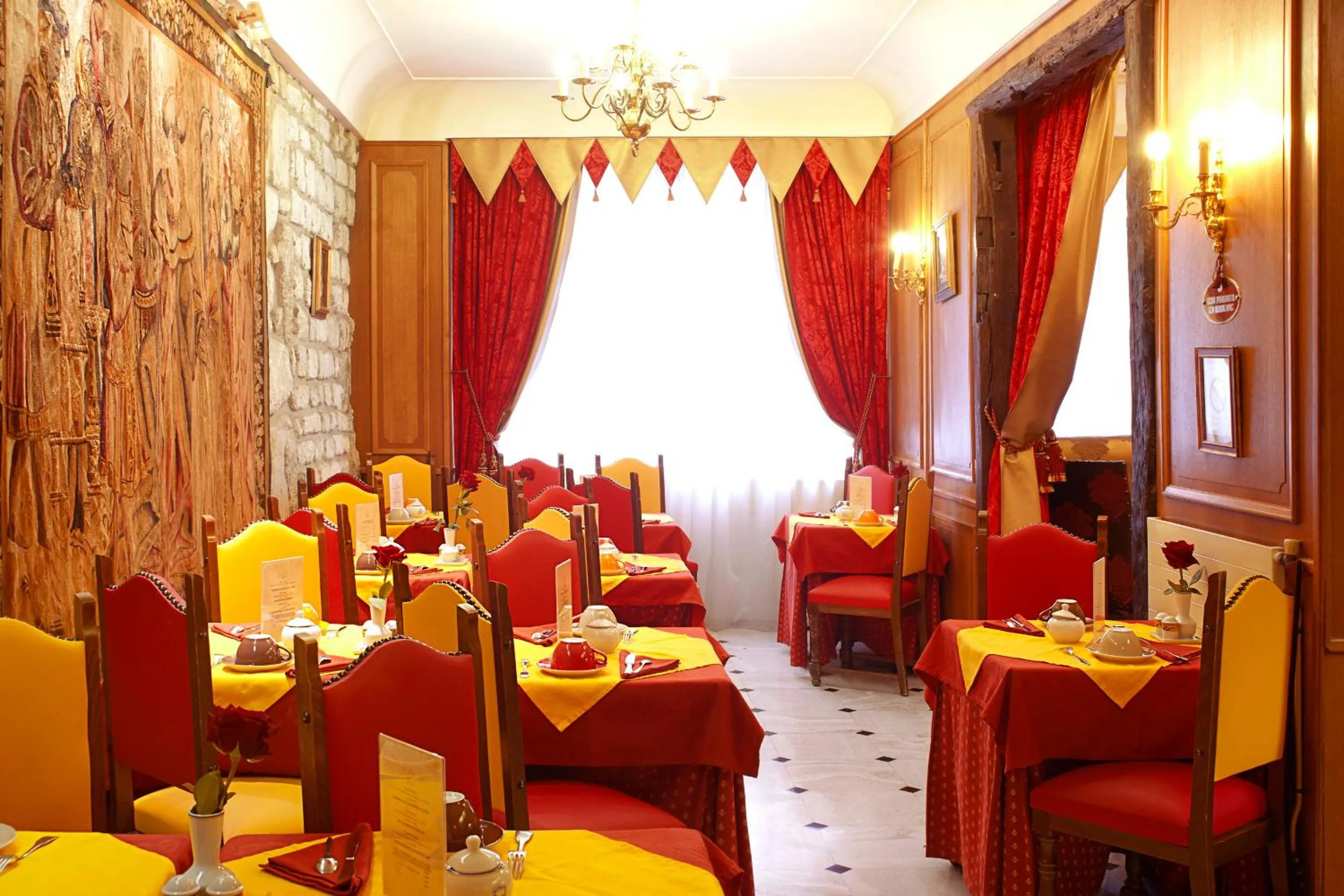 Restaurant/places to eat in Grand Hôtel Dechampaigne