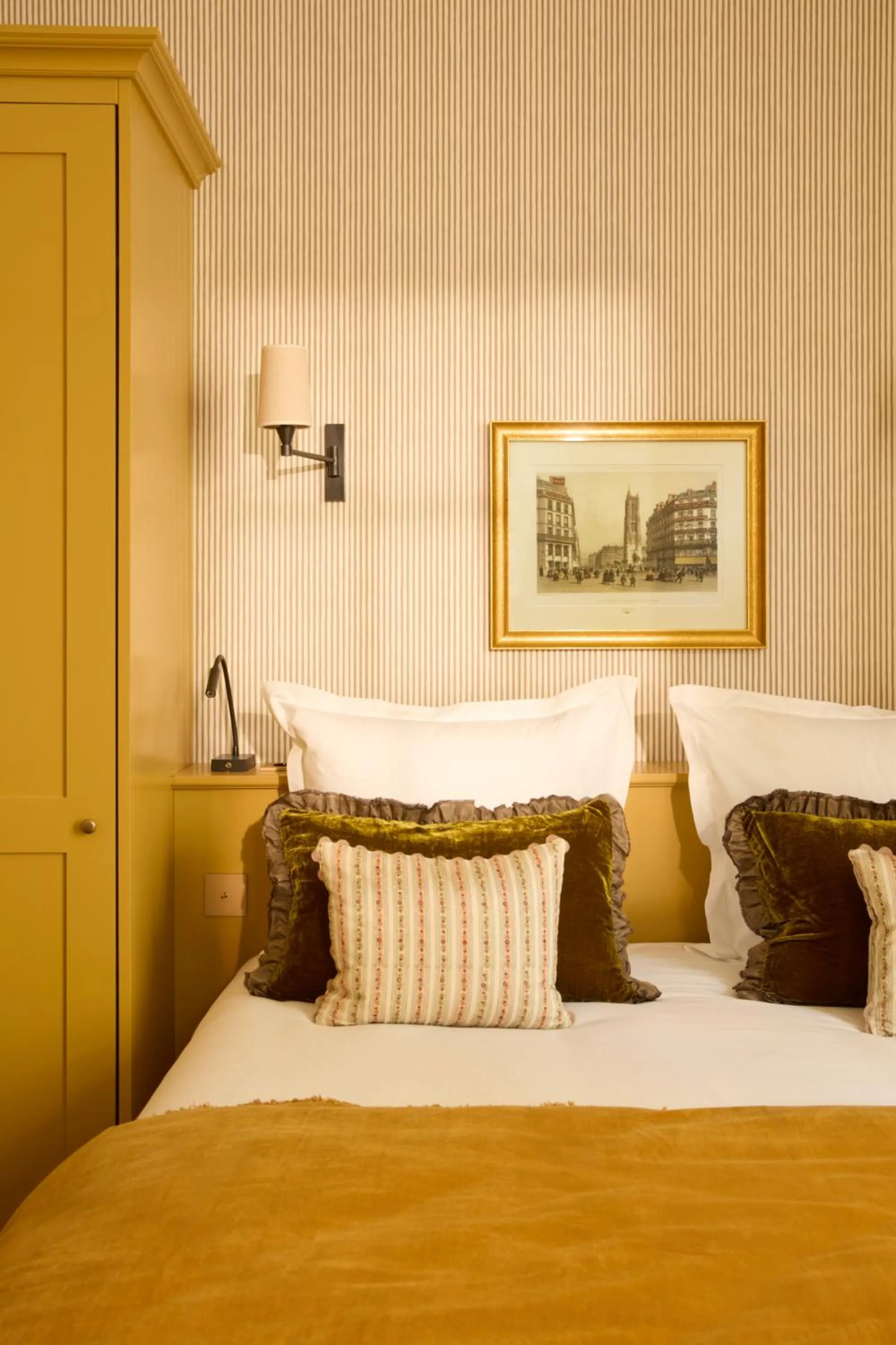 Bed in Hotel des Orfèvres