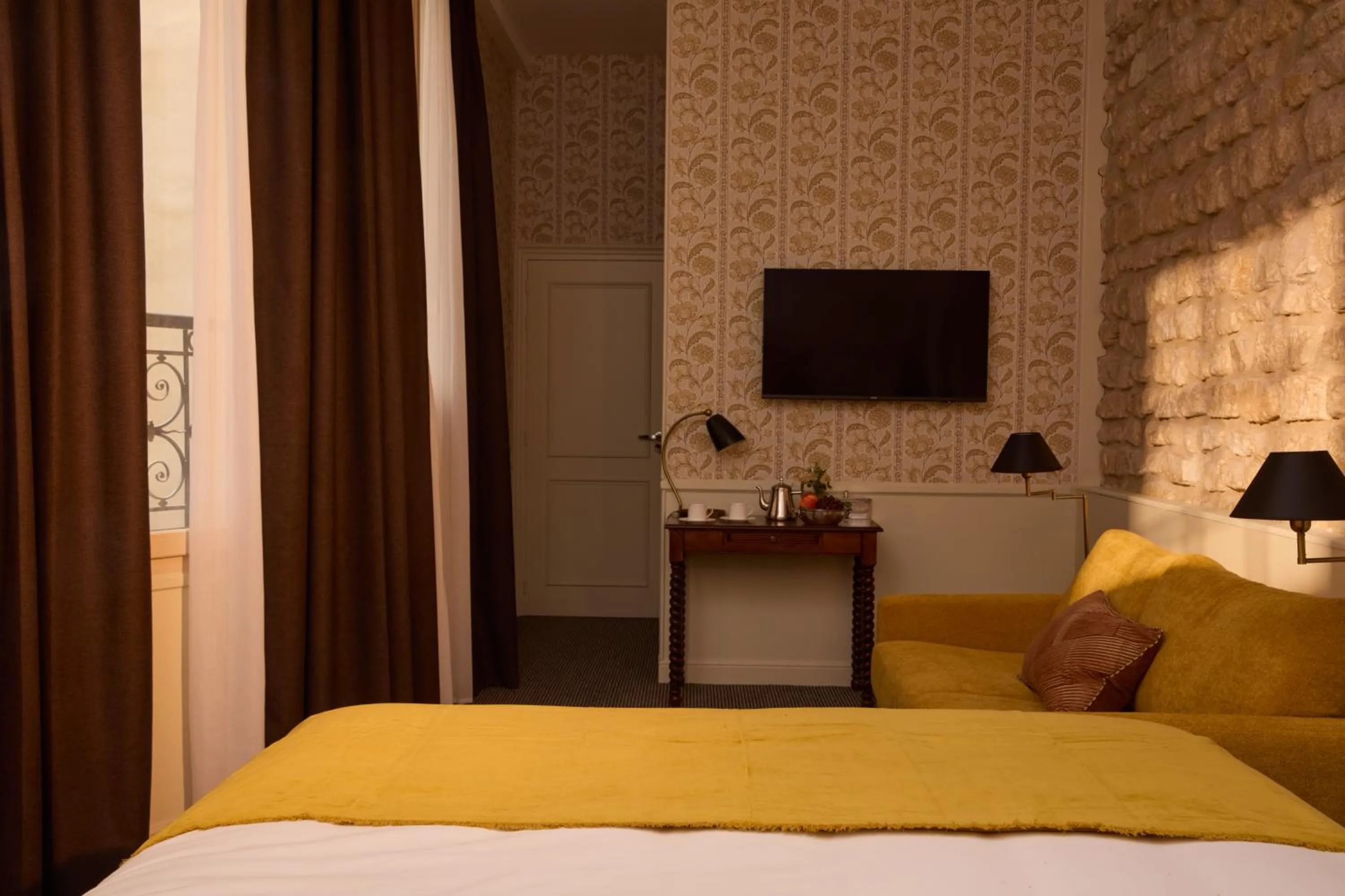 Communal lounge/ TV room, Bed in Hotel des Orfèvres