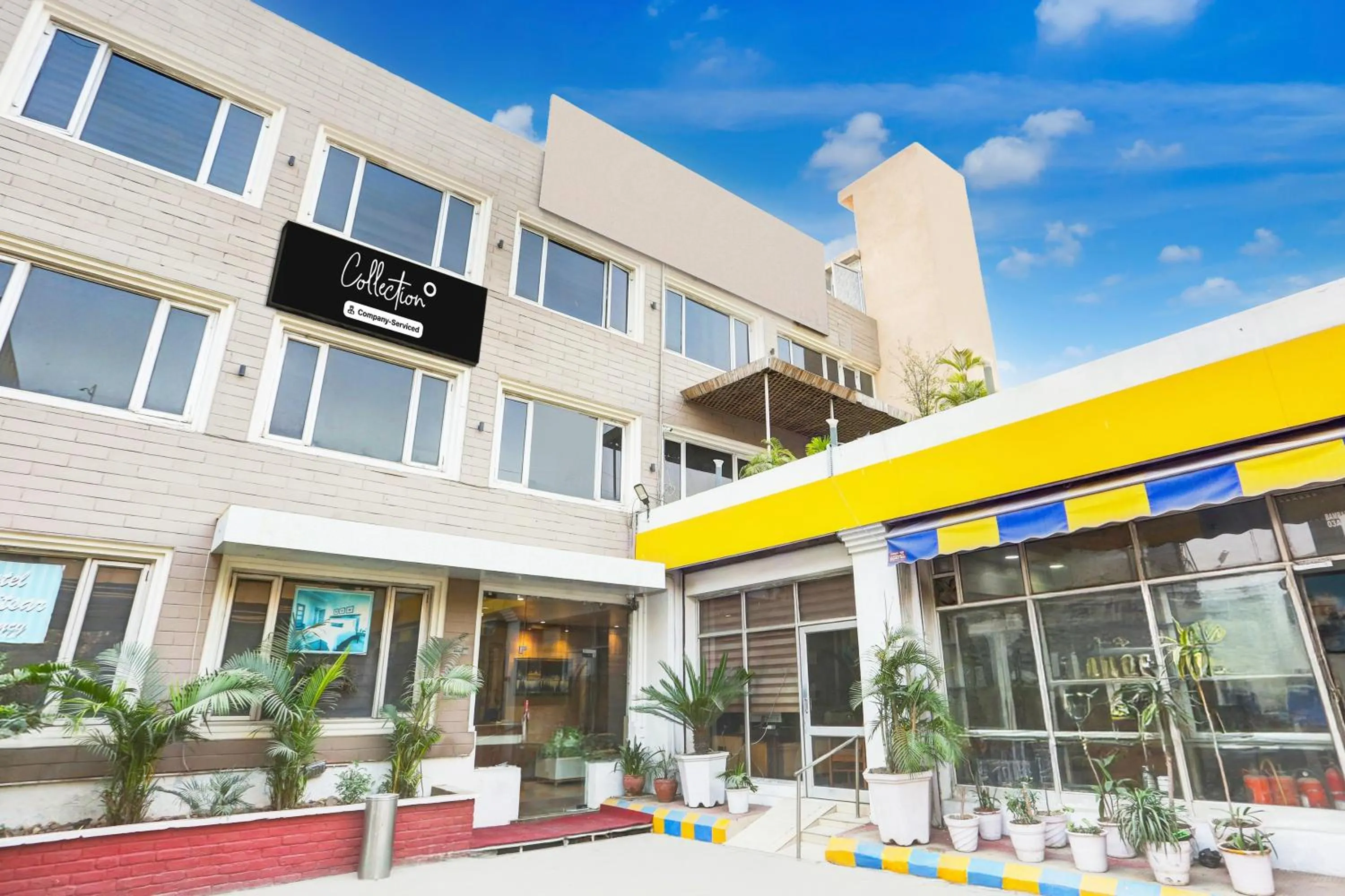 Facade/entrance in Super Collection O Amritsar Near Bus Stand