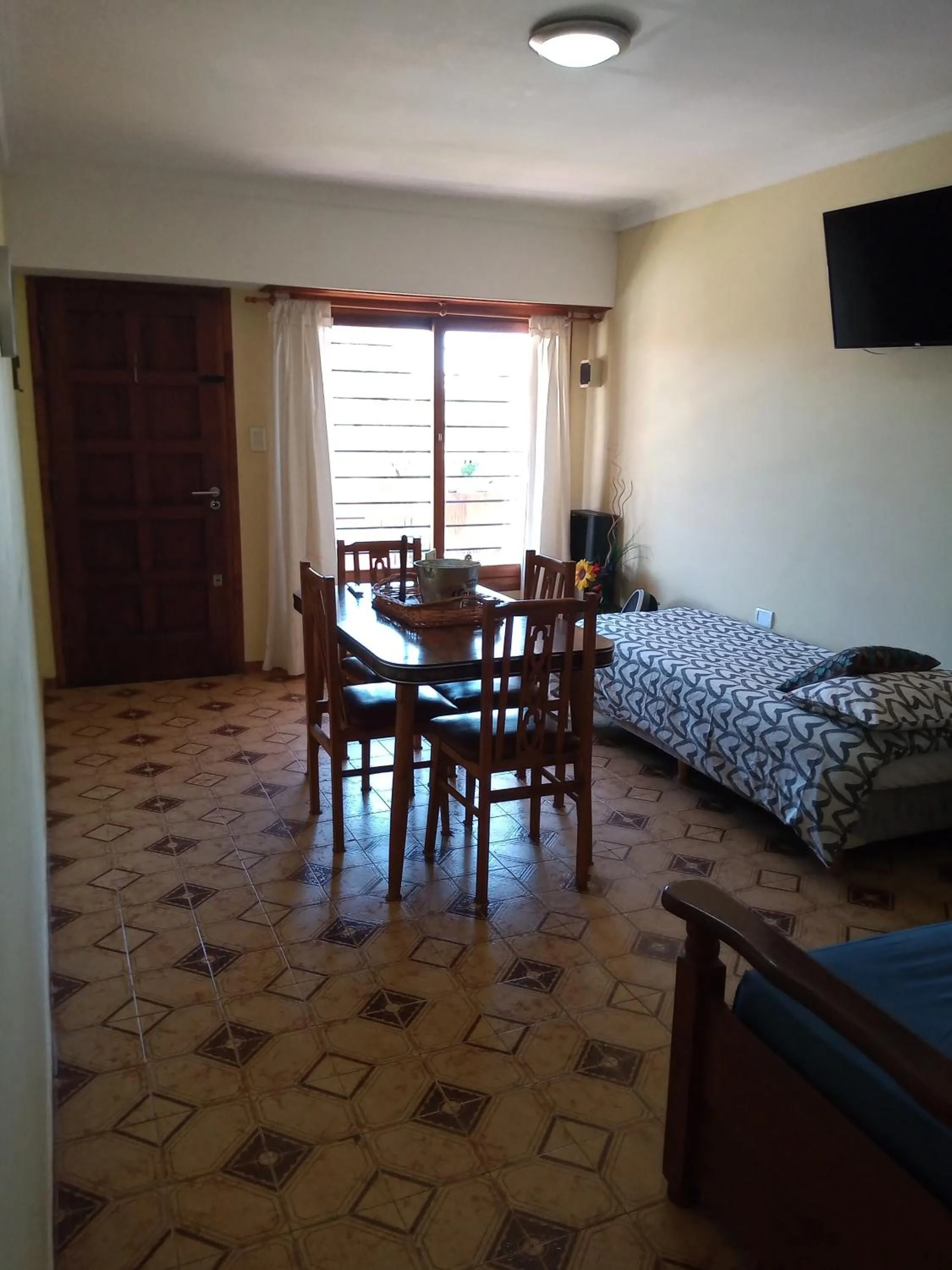 Living room in EL REFUGIO 1 CUADRA COSTA,COCHERAS, CALEFACCIÓN,PARRILLAS,ROPA DE CAMA,WIFI, IMPECABLE FARO MOGOTES SOLO PAREJAS y FAMILIAS