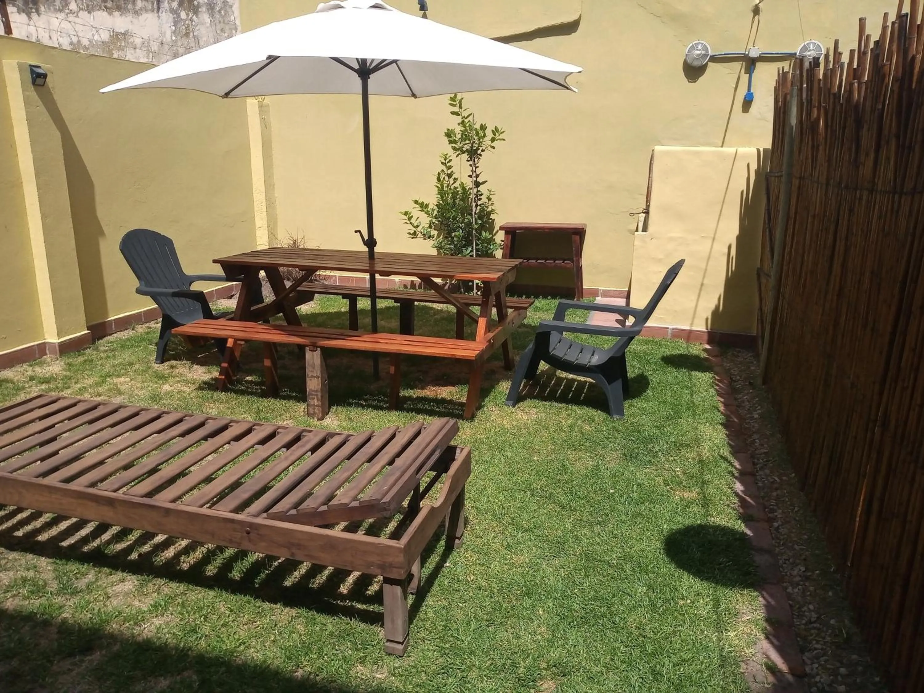 Patio in EL REFUGIO 1 CUADRA COSTA,COCHERAS, CALEFACCIÓN,PARRILLAS,ROPA DE CAMA,WIFI, IMPECABLE FARO MOGOTES SOLO PAREJAS y FAMILIAS