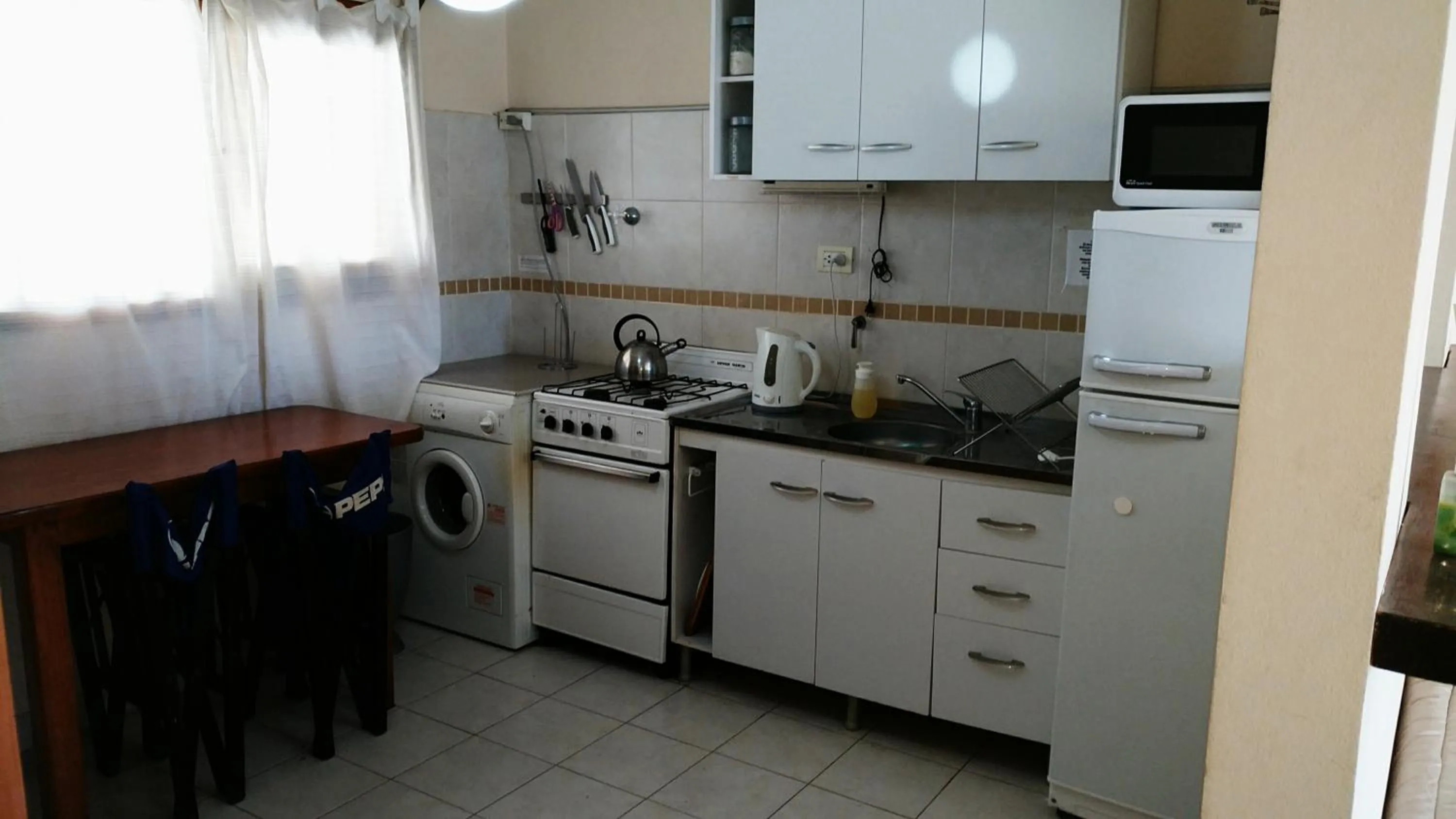 Kitchen or kitchenette in EL REFUGIO 1 CUADRA COSTA,COCHERAS, CALEFACCIÓN,PARRILLAS,ROPA DE CAMA,WIFI, IMPECABLE FARO MOGOTES SOLO PAREJAS y FAMILIAS