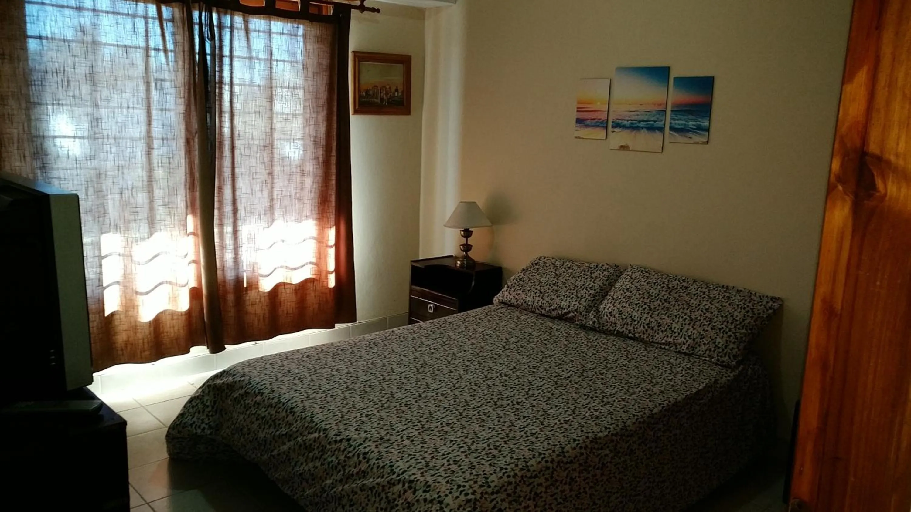 Bedroom in EL REFUGIO 1 CUADRA COSTA,COCHERAS, CALEFACCIÓN,PARRILLAS,ROPA DE CAMA,WIFI, IMPECABLE FARO MOGOTES SOLO PAREJAS y FAMILIAS