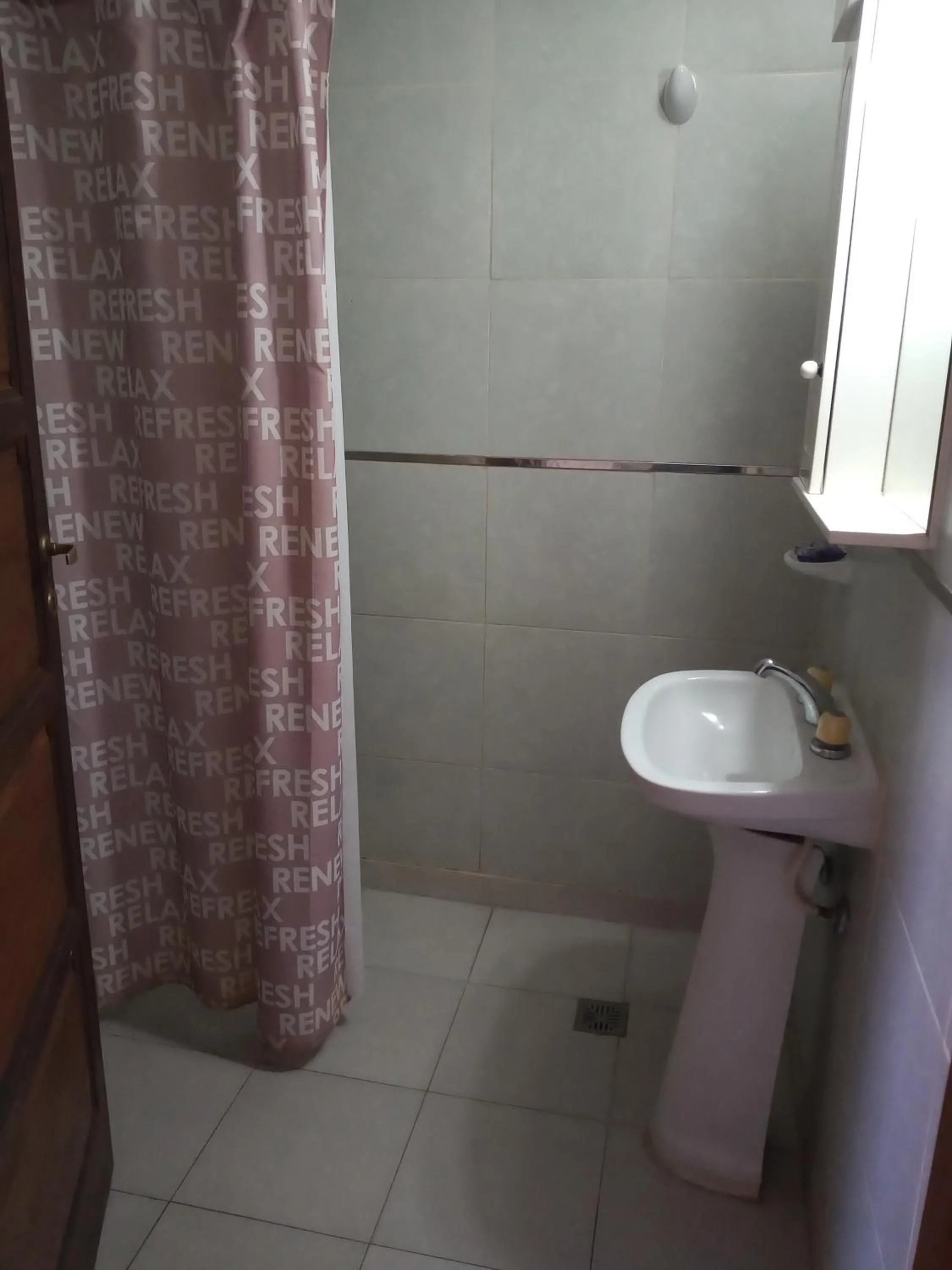 Bathroom in EL REFUGIO 1 CUADRA COSTA,COCHERAS, CALEFACCIÓN,PARRILLAS,ROPA DE CAMA,WIFI, IMPECABLE FARO MOGOTES SOLO PAREJAS y FAMILIAS