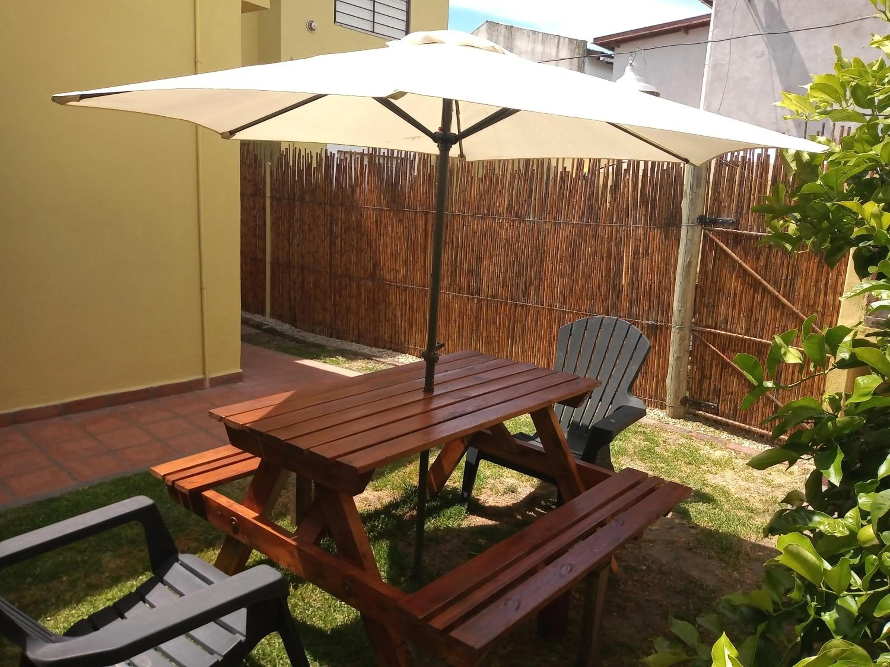 Patio in EL REFUGIO 1 CUADRA COSTA,COCHERAS, CALEFACCIÓN,PARRILLAS,ROPA DE CAMA,WIFI, IMPECABLE FARO MOGOTES SOLO PAREJAS y FAMILIAS