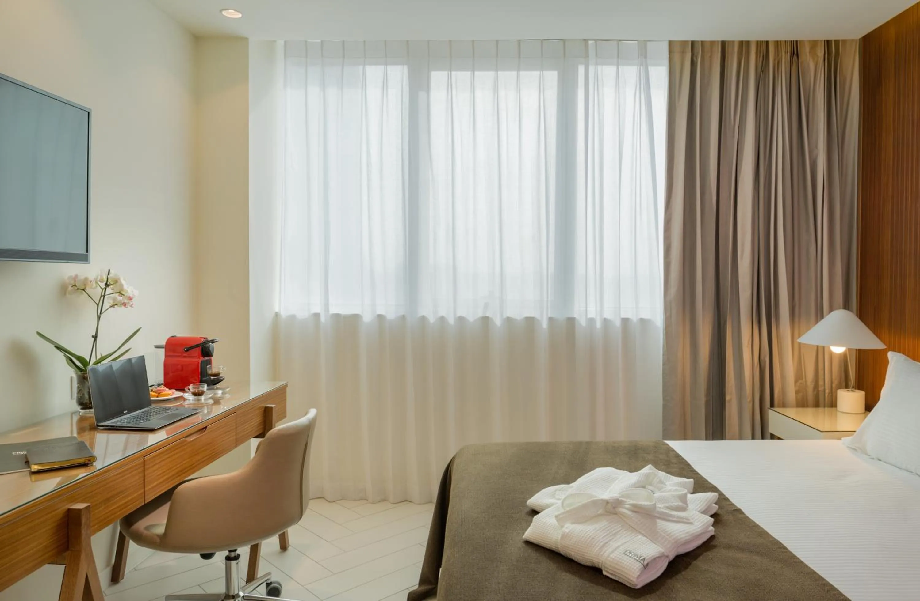 Photo of the whole room, Bed in Prima Millennium