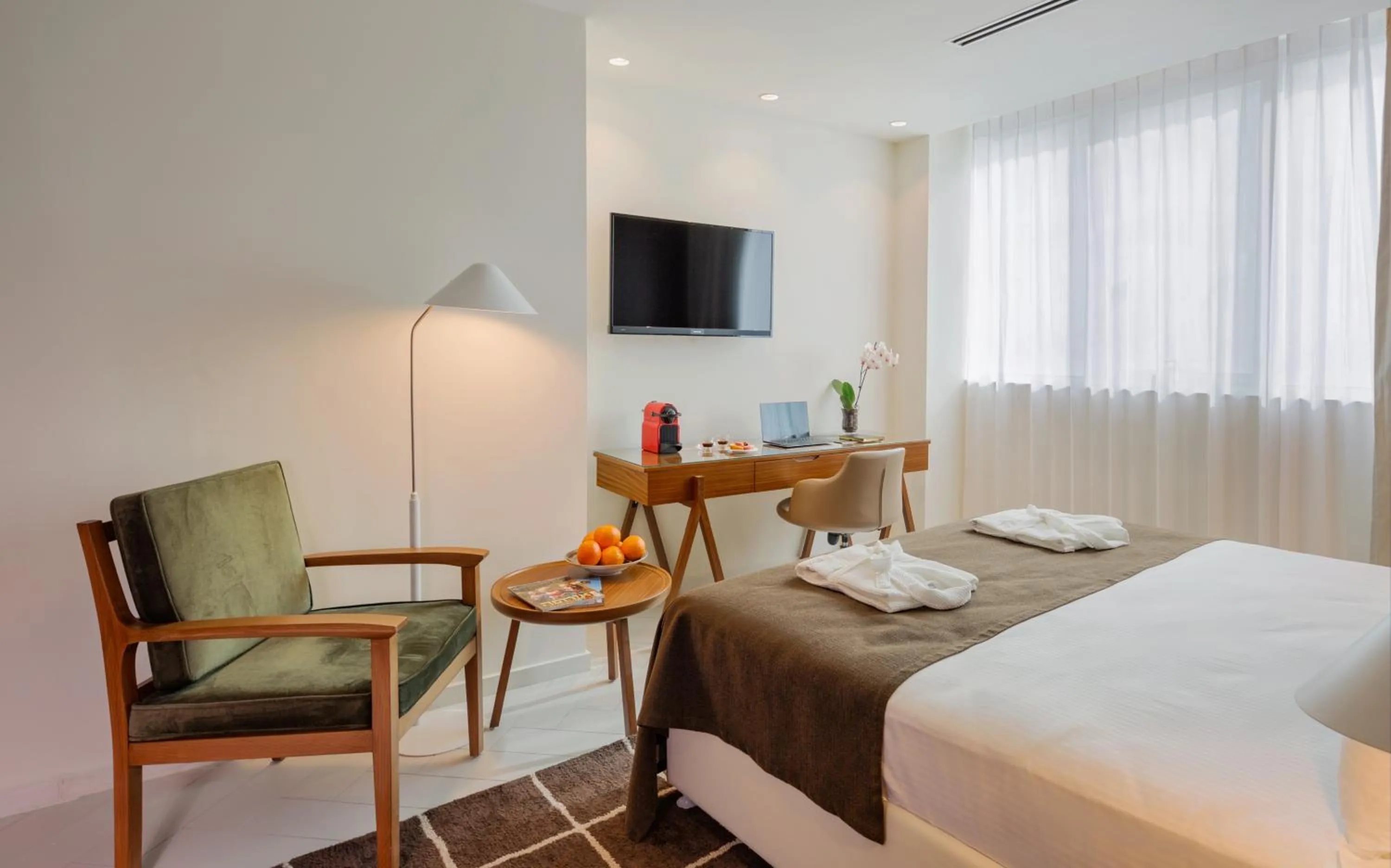 Photo of the whole room, Bed in Prima Millennium