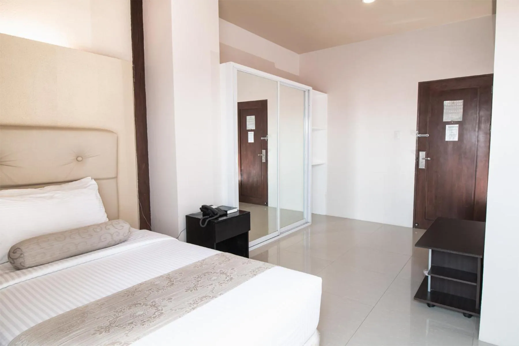 Bedroom, Bed in Sierra Hotel