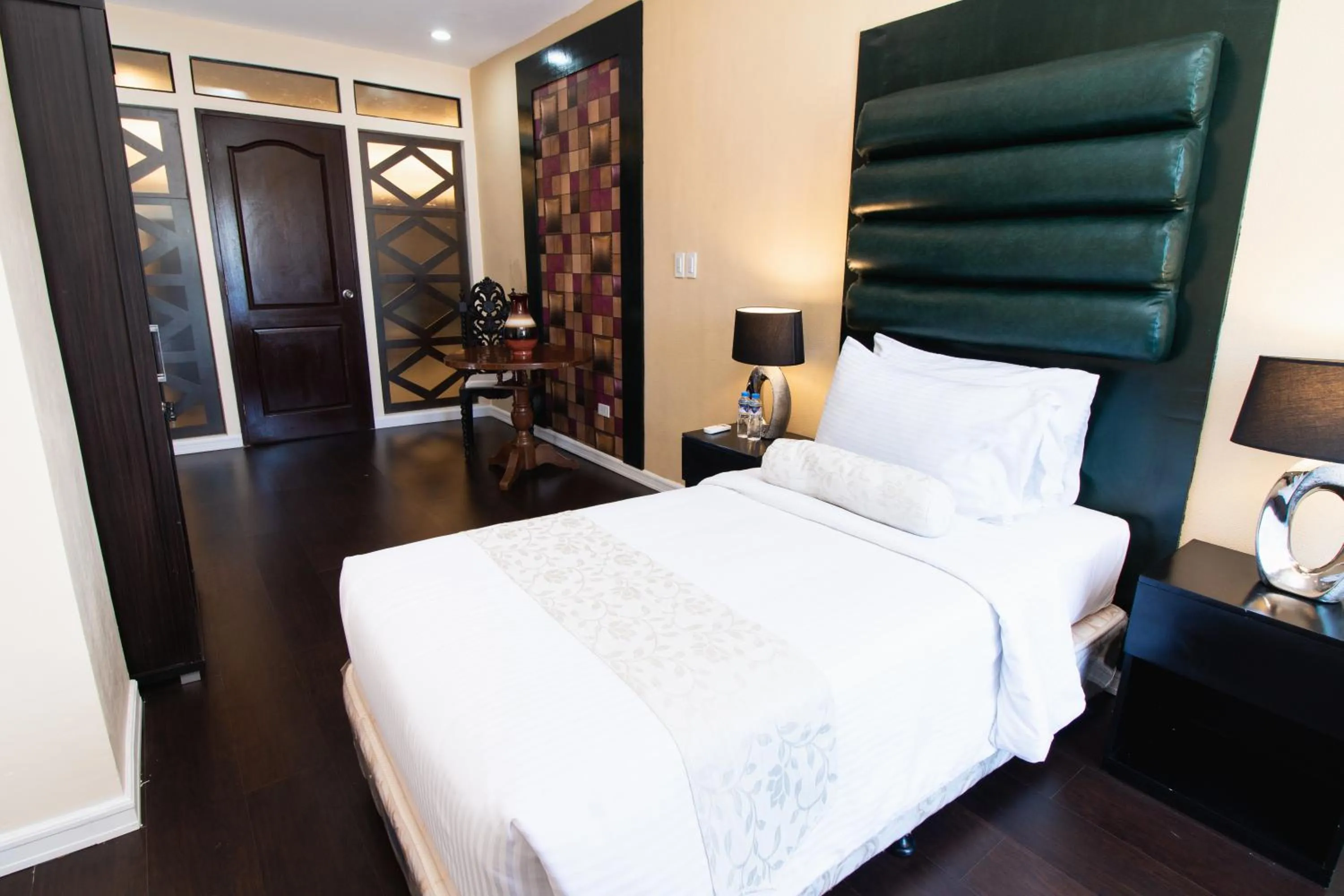 Bedroom, Bed in Sierra Hotel