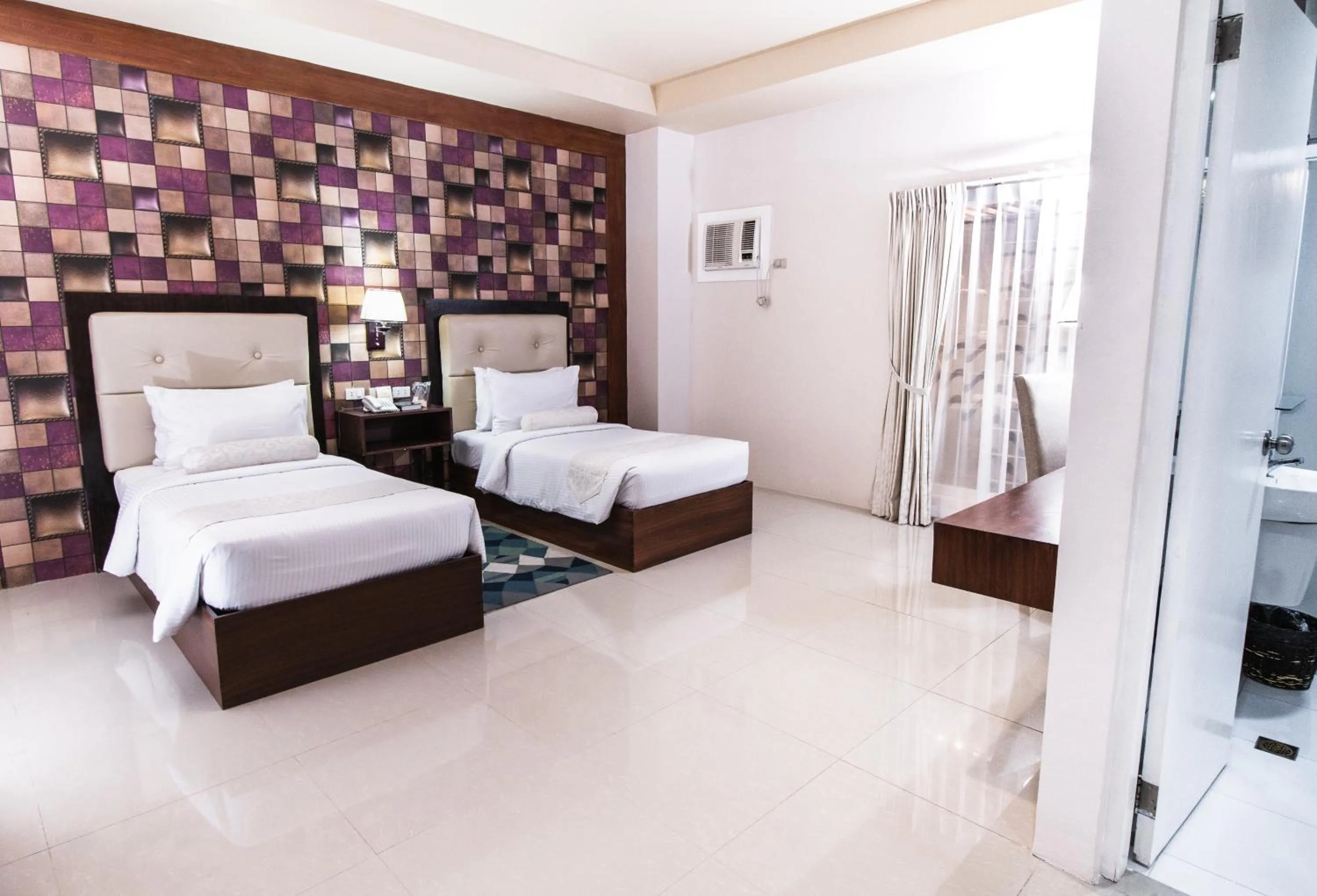 Bedroom, Bed in Sierra Hotel