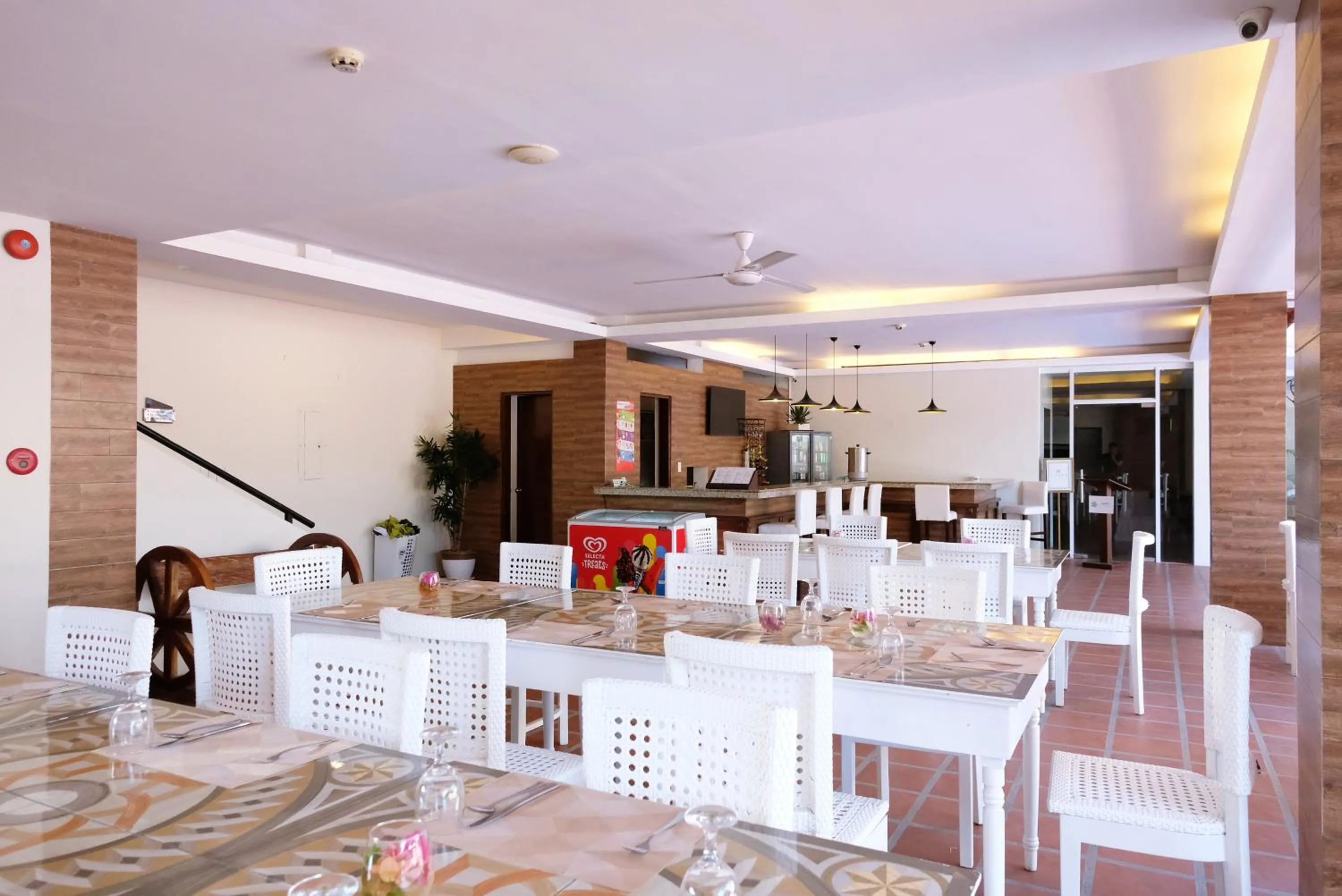 Restaurant/places to eat in Sierra Hotel