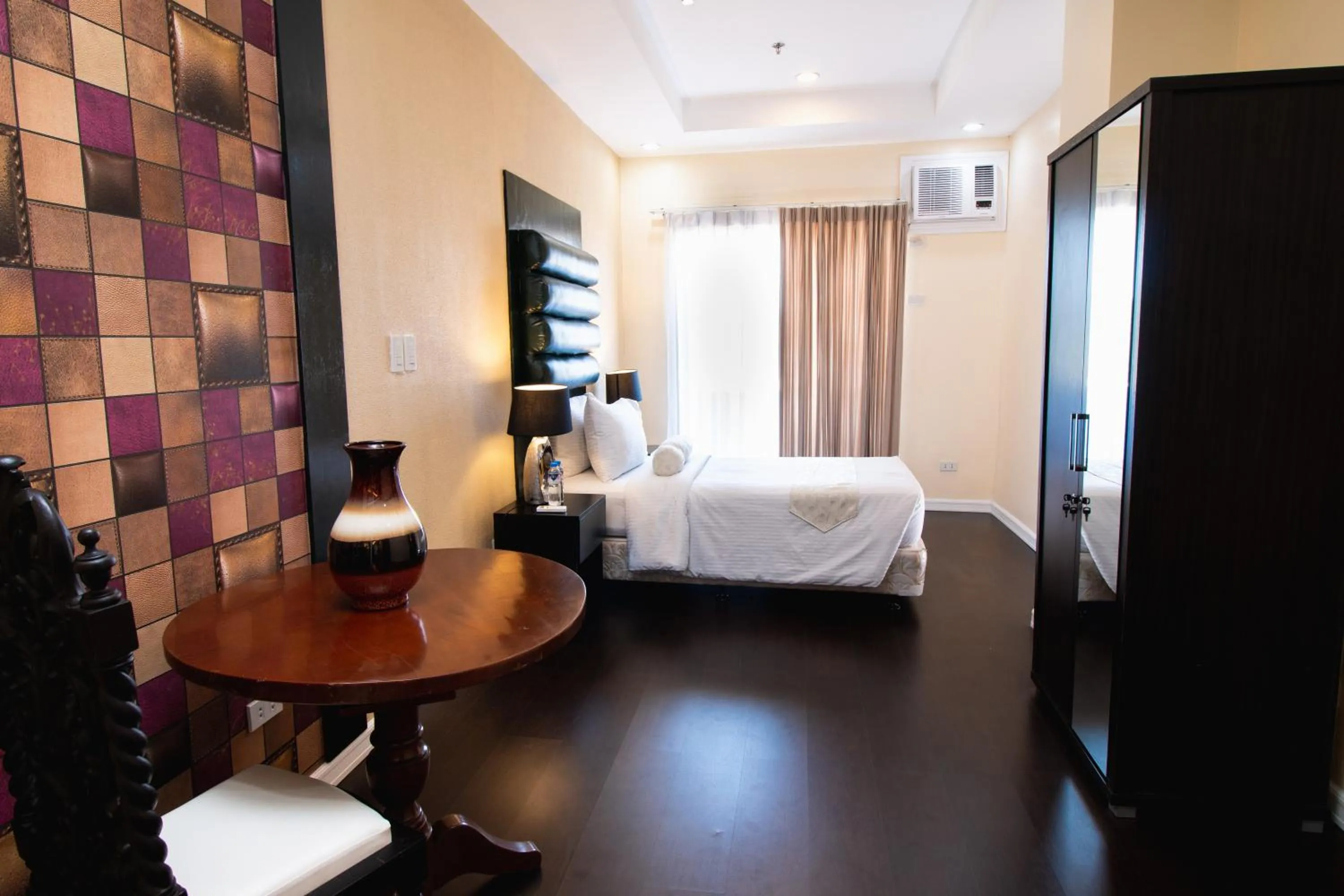 Photo of the whole room, Bed in Sierra Hotel