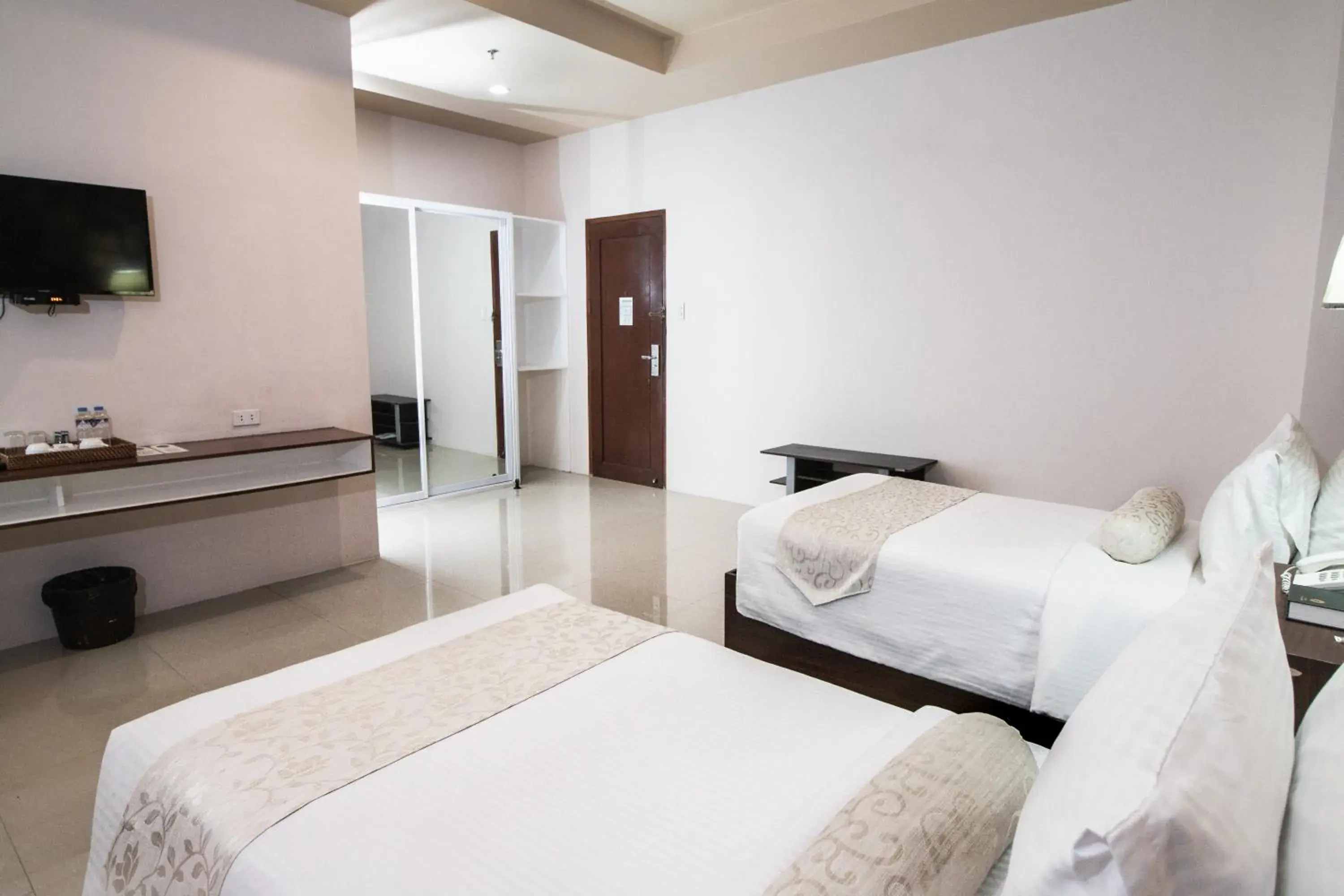 TV and multimedia, Bed in Sierra Hotel TV and multimedia, Bed in Sierra Hotel