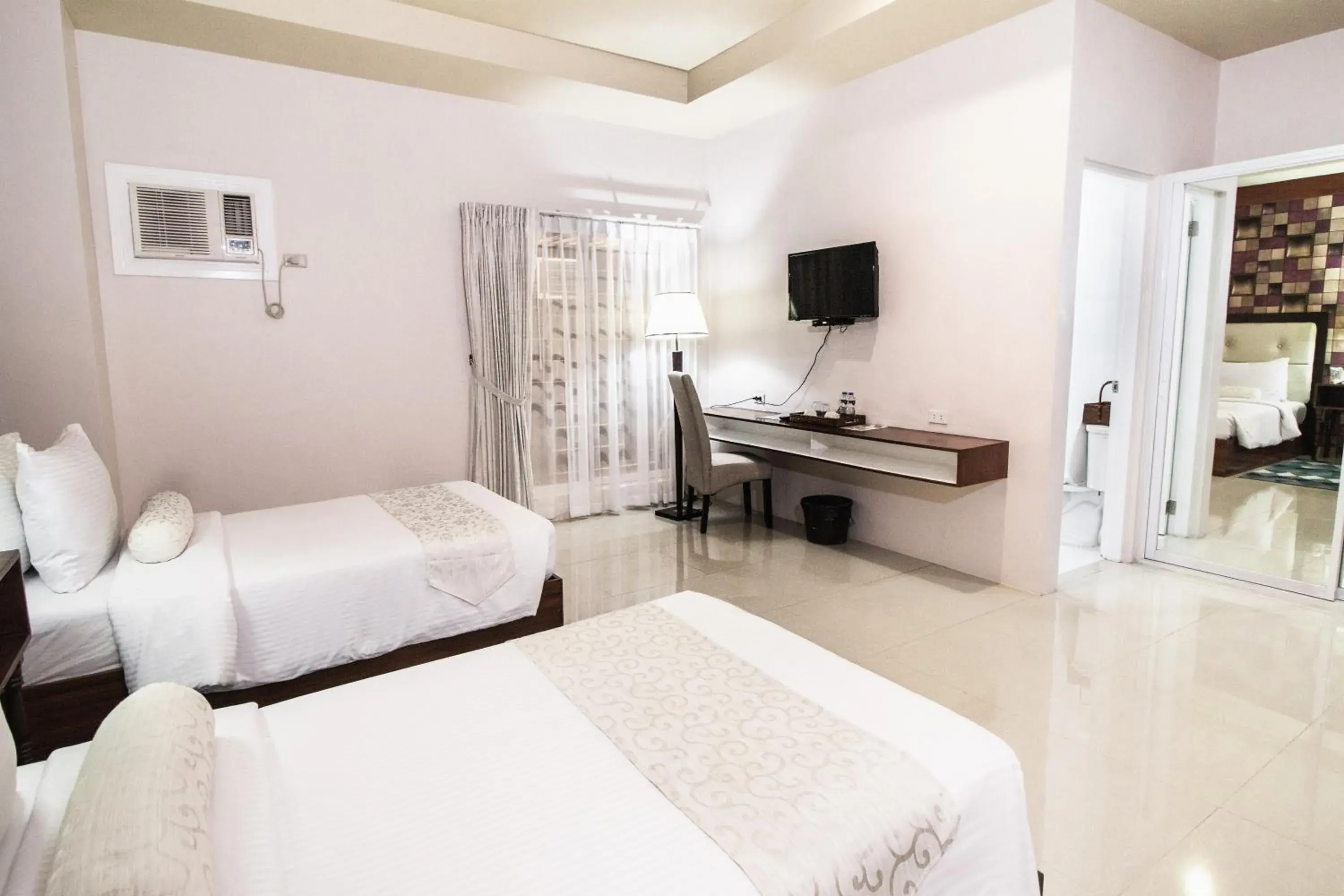 TV and multimedia, Bed in Sierra Hotel TV and multimedia, Bed in Sierra Hotel